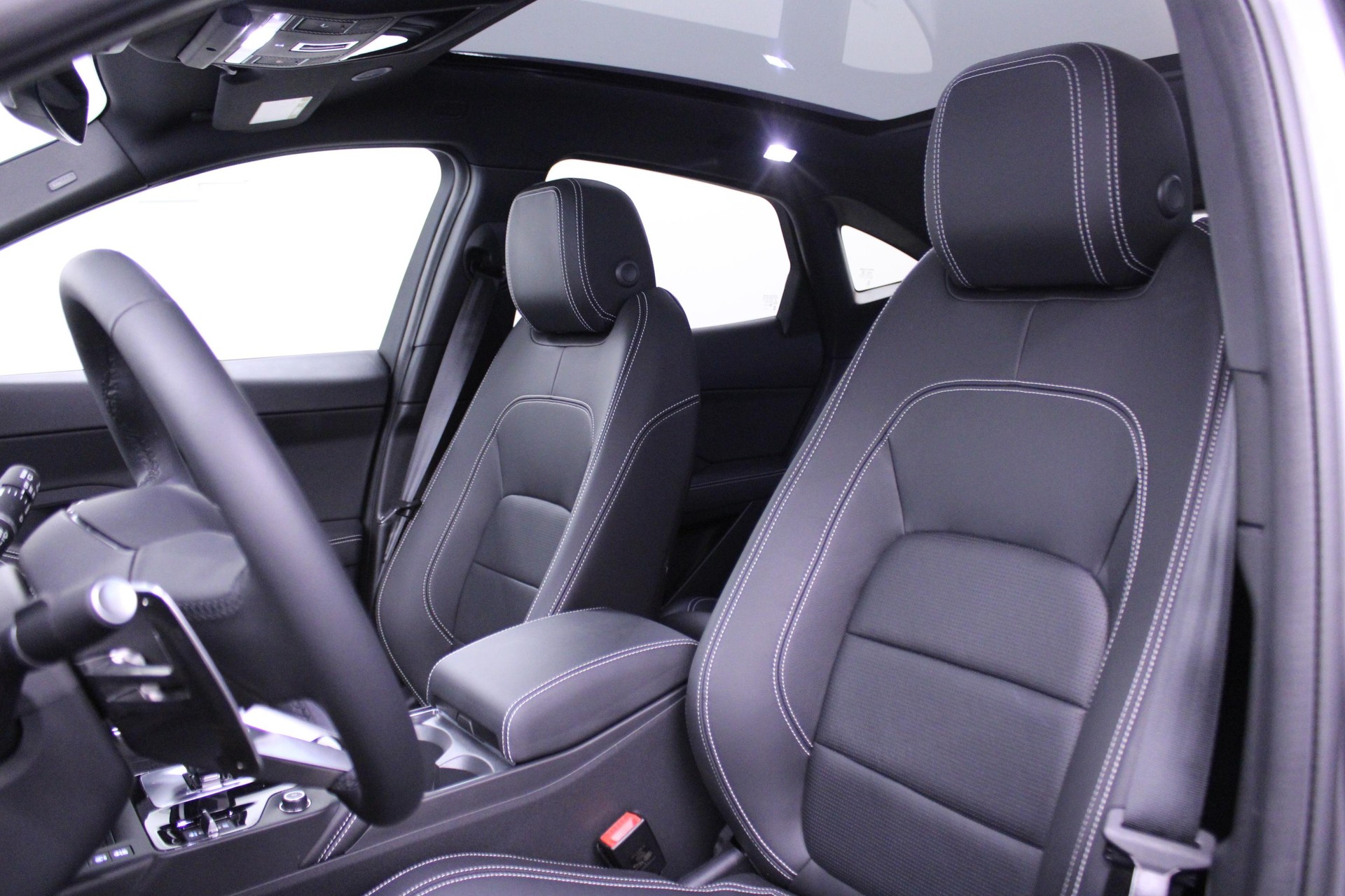 JAGUAR E-Pace 1.5 T 300e R-Dynamic SE AWD-image-8