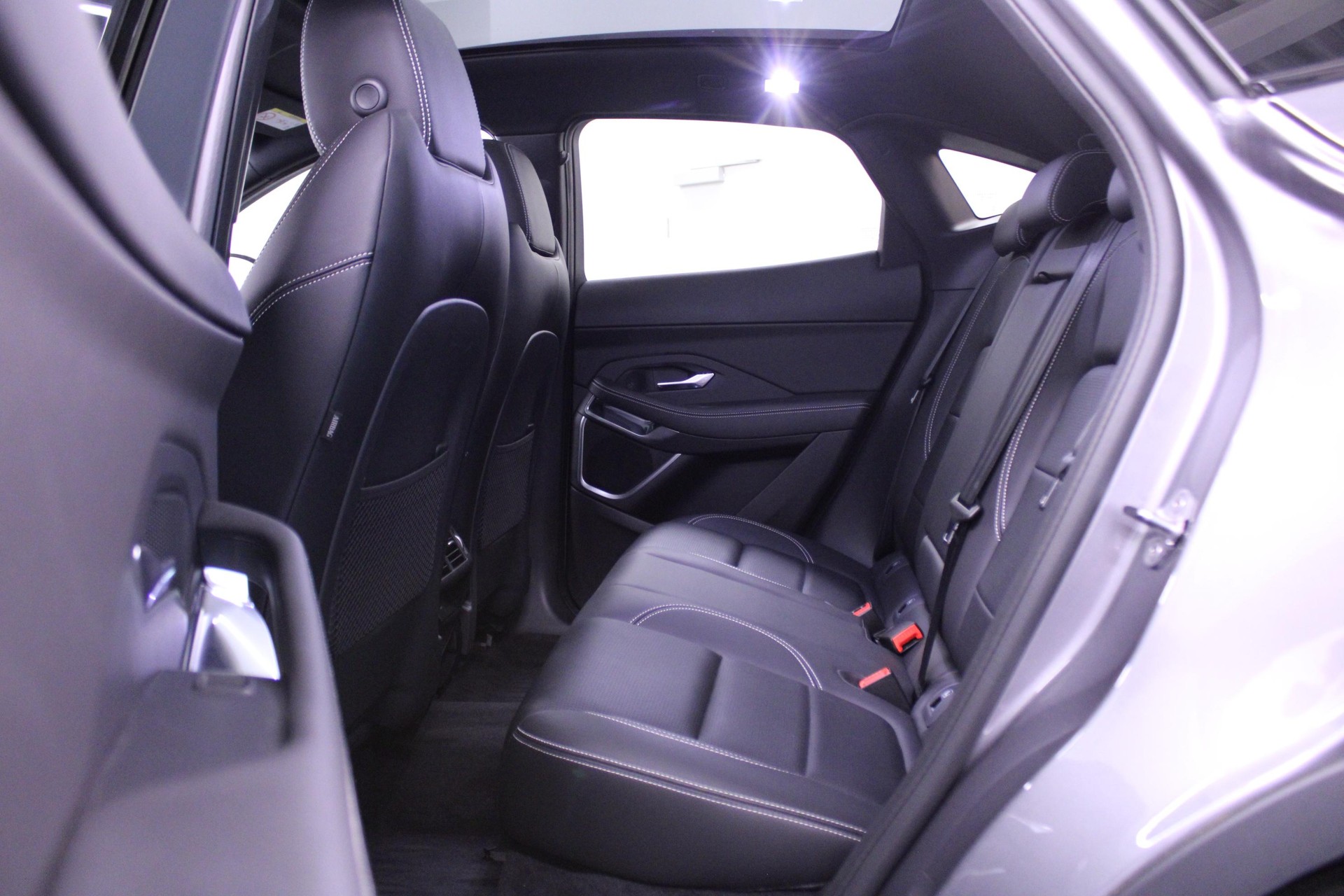 JAGUAR E-Pace 1.5 T 300e R-Dynamic SE AWD *LEASING 0.99%*-image-9