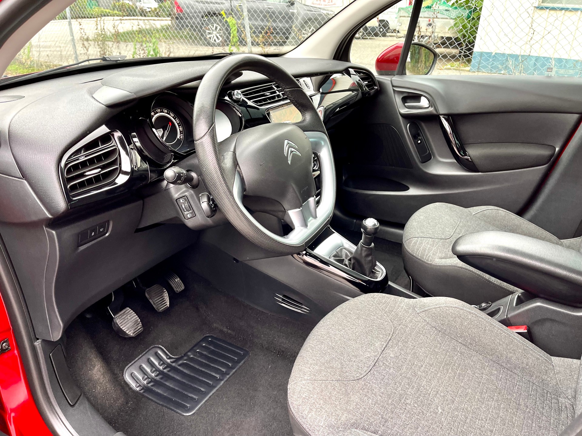 CITROEN C3 1.2i PureTech Exclusive-image-5