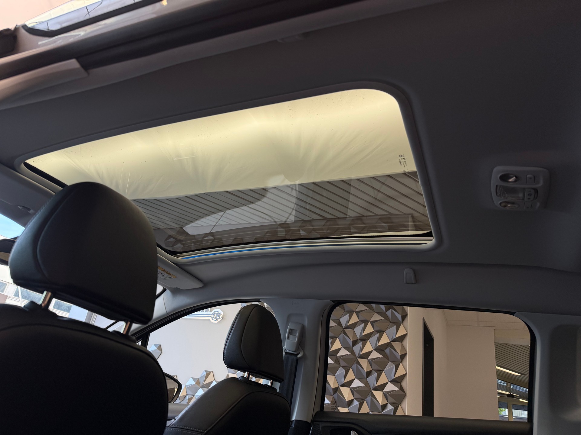 PEUGEOT 2008 1.6 BlueHDi Féline-image-9