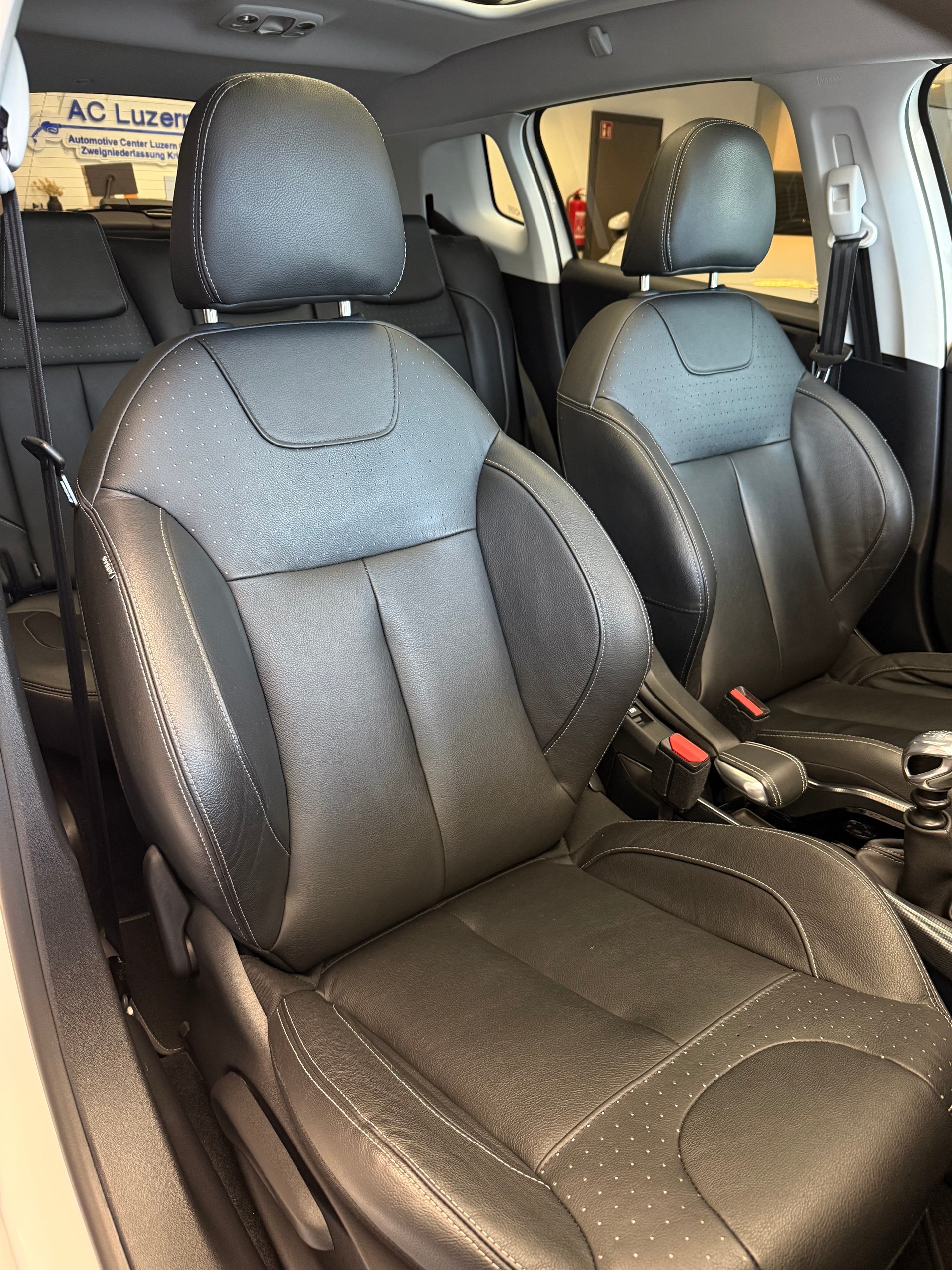 PEUGEOT 2008 1.6 BlueHDi Féline-image-13