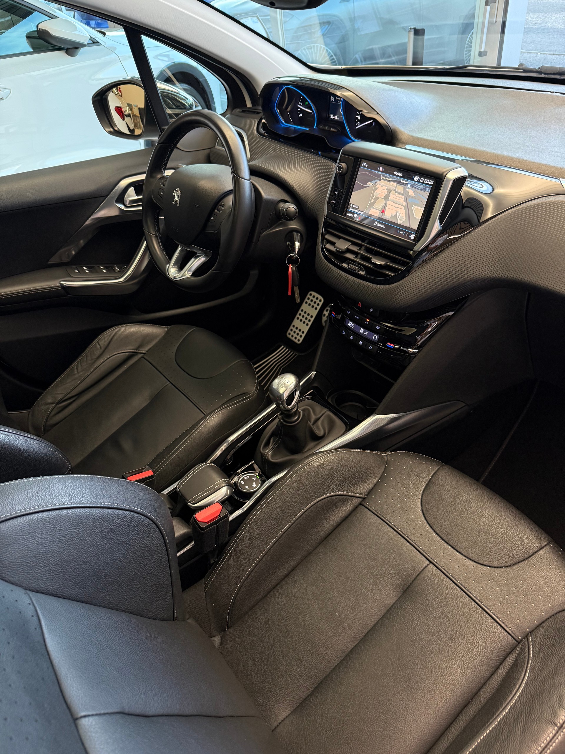 PEUGEOT 2008 1.6 BlueHDi Féline-image-14