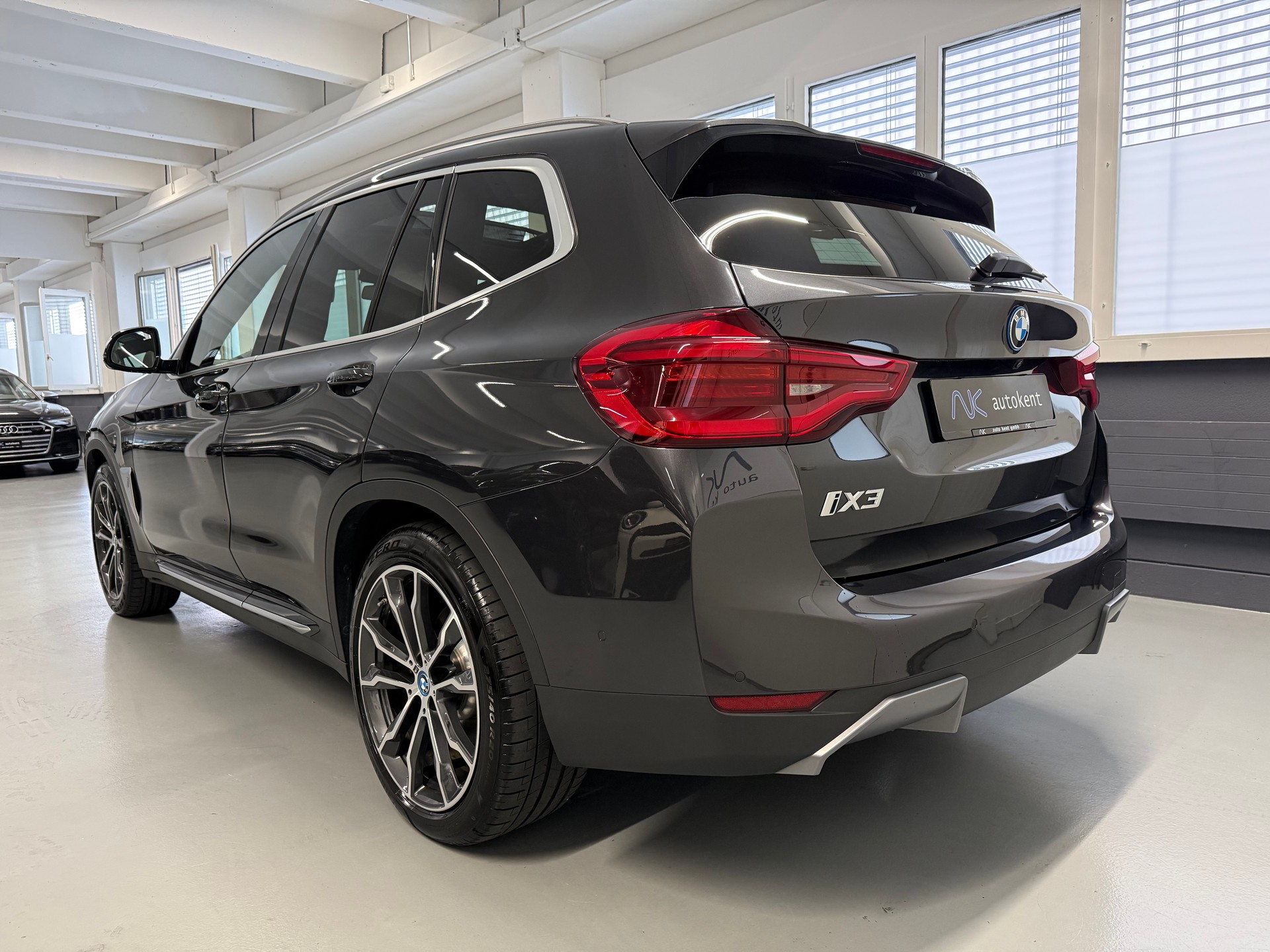 BMW iX3 Impressive First Edition 1 of 100-showroom-element-3