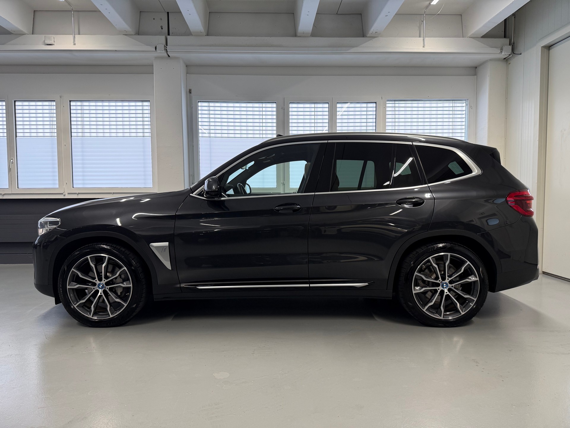 BMW iX3 Impressive First Edition 1 of 100-showroom-element-2