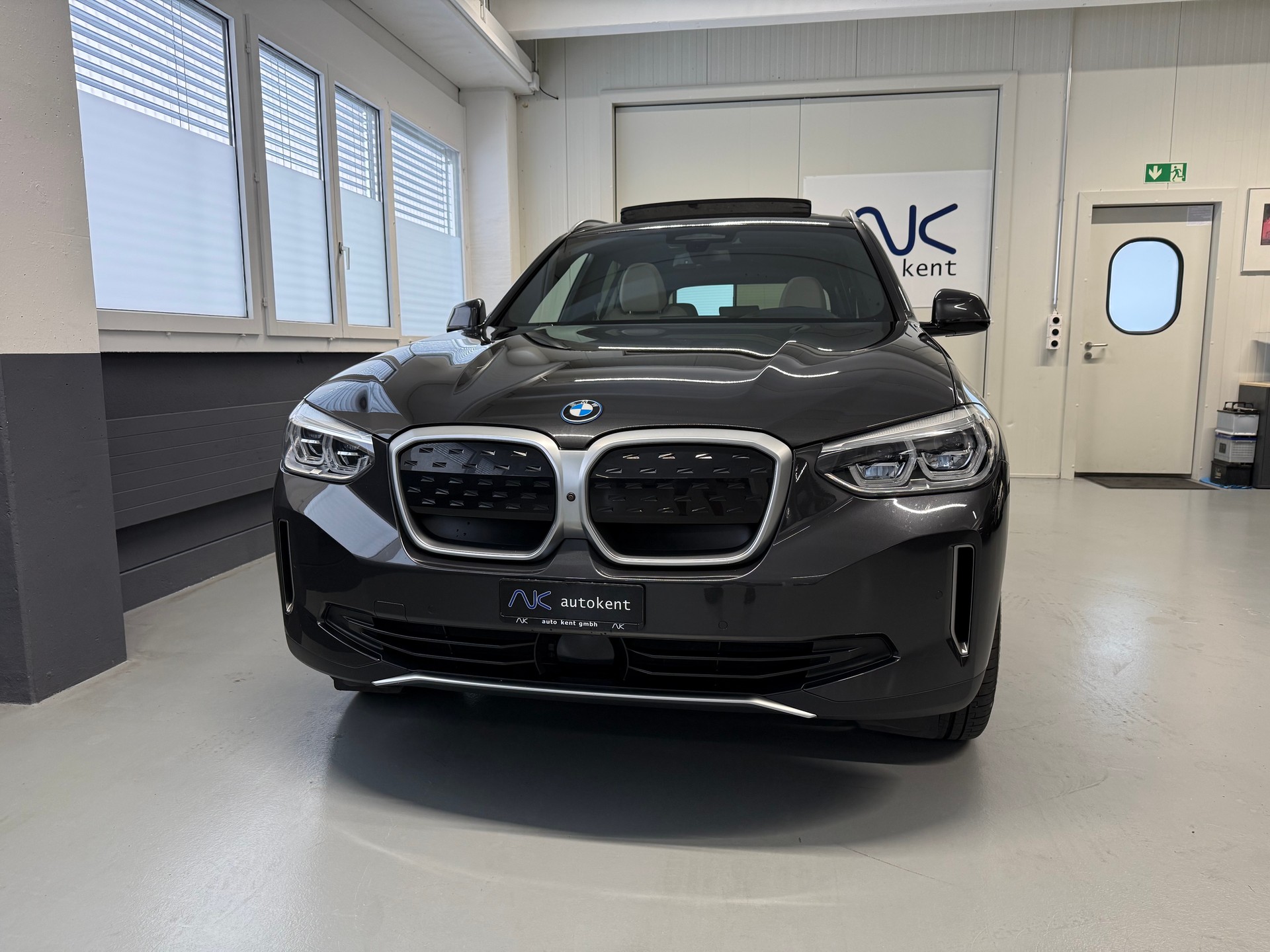 BMW iX3 Impressive First Edition 1 of 100-showroom-element-1