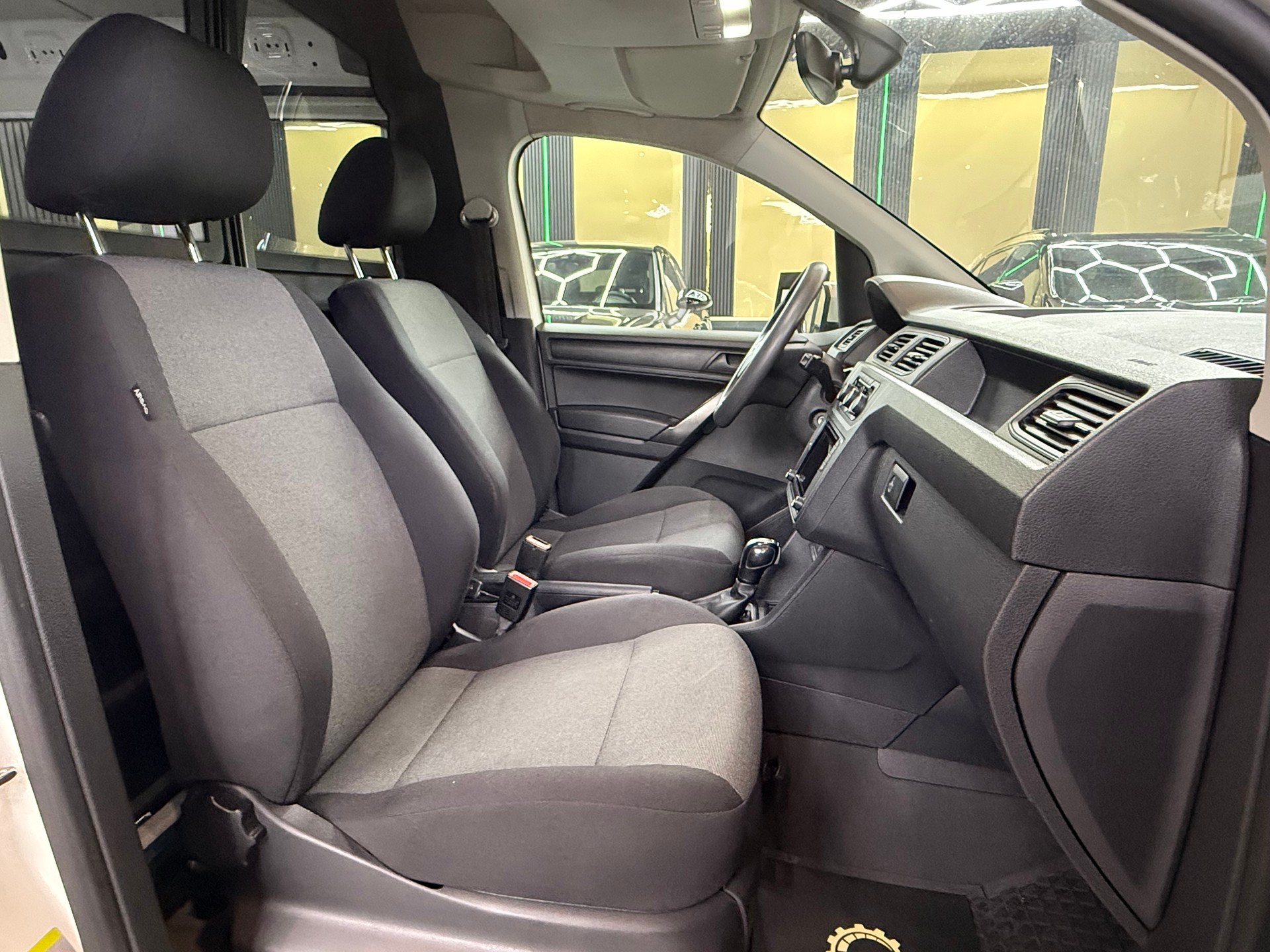 VW Caddy Maxi 2.0TDI BlueMotion Technology DSG-image-11