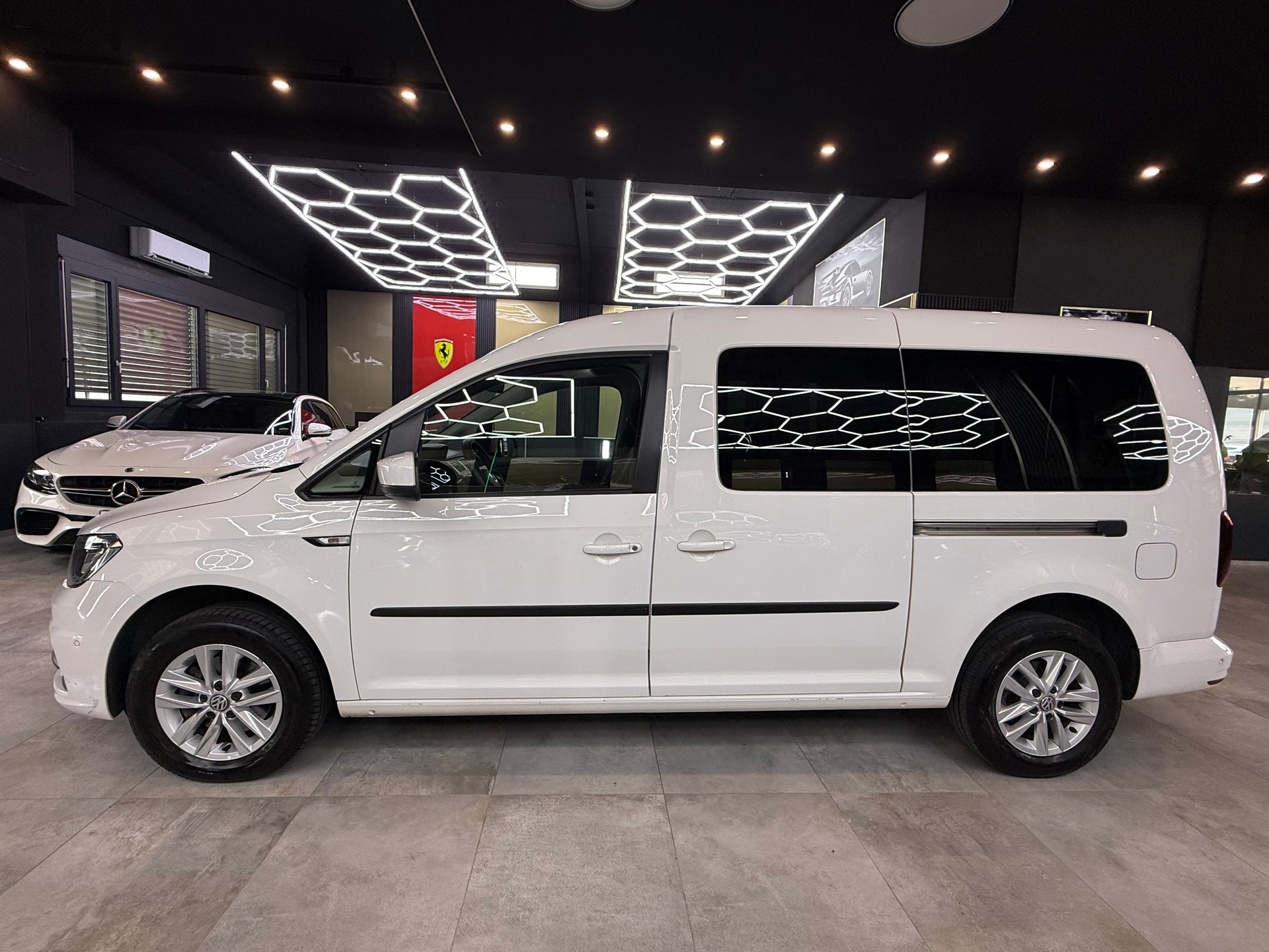 VW Caddy Maxi 2.0TDI BlueMotion Technology DSG-image-7