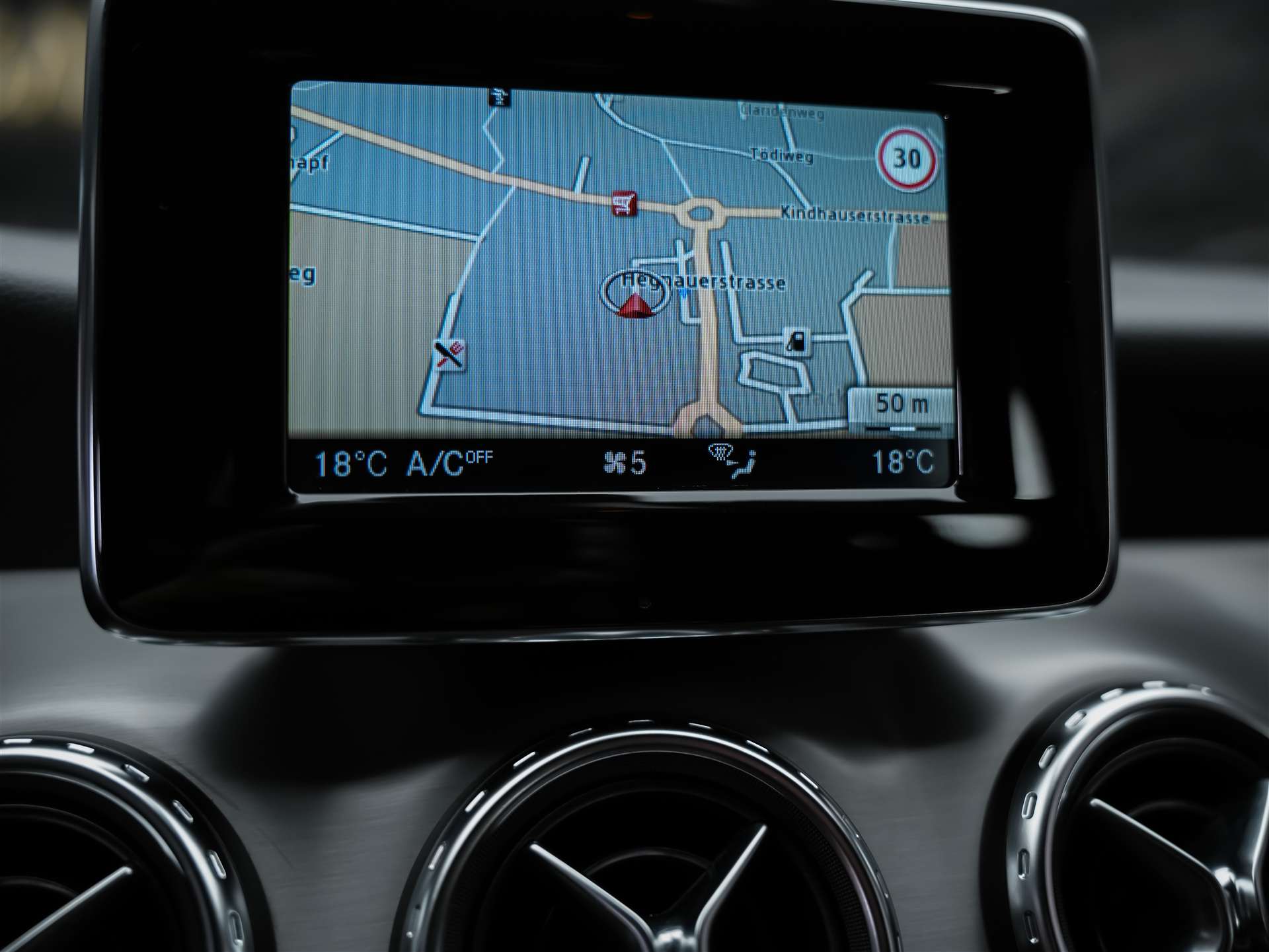 MERCEDES-BENZ GLA 220 CDI AMG Line 4Matic 7G-DCT *CH-Fahrzeug*-image-31
