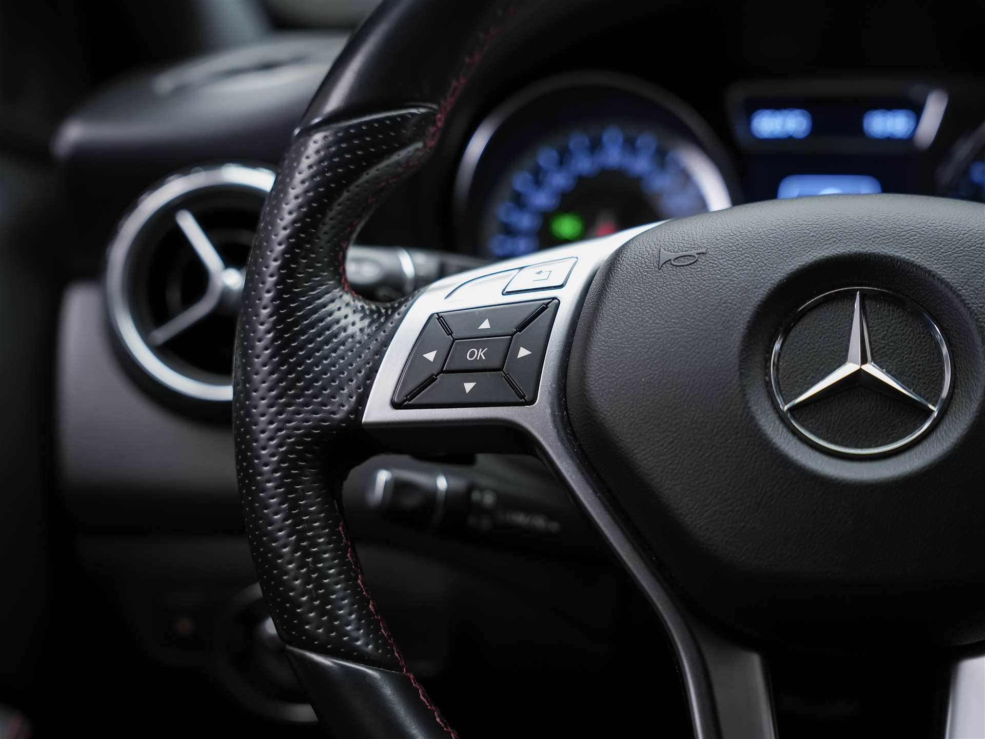 MERCEDES-BENZ GLA 220 CDI AMG Line 4Matic 7G-DCT *CH-Fahrzeug*-image-25