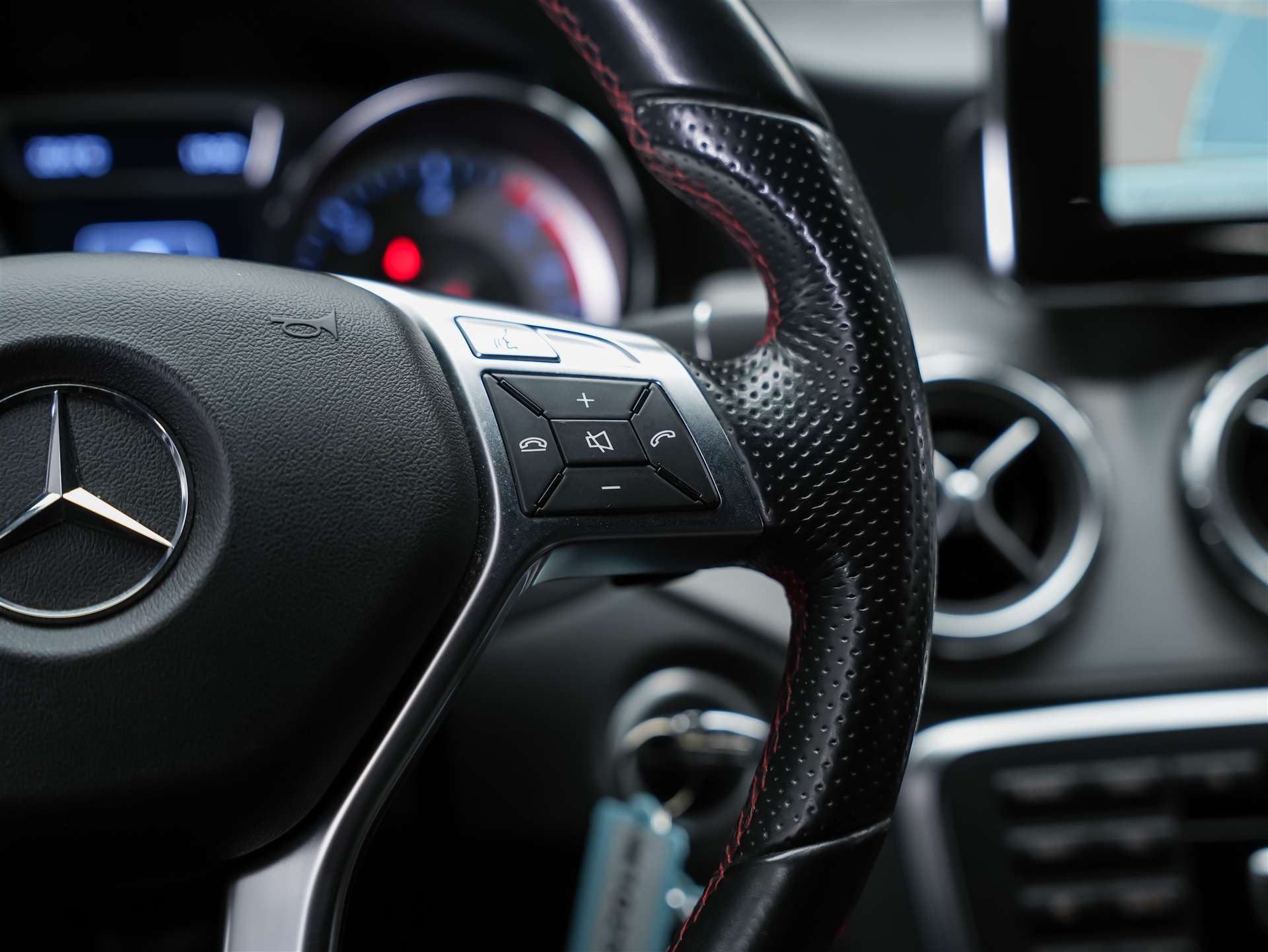 MERCEDES-BENZ GLA 220 CDI AMG Line 4Matic 7G-DCT *CH-Fahrzeug*-image-26
