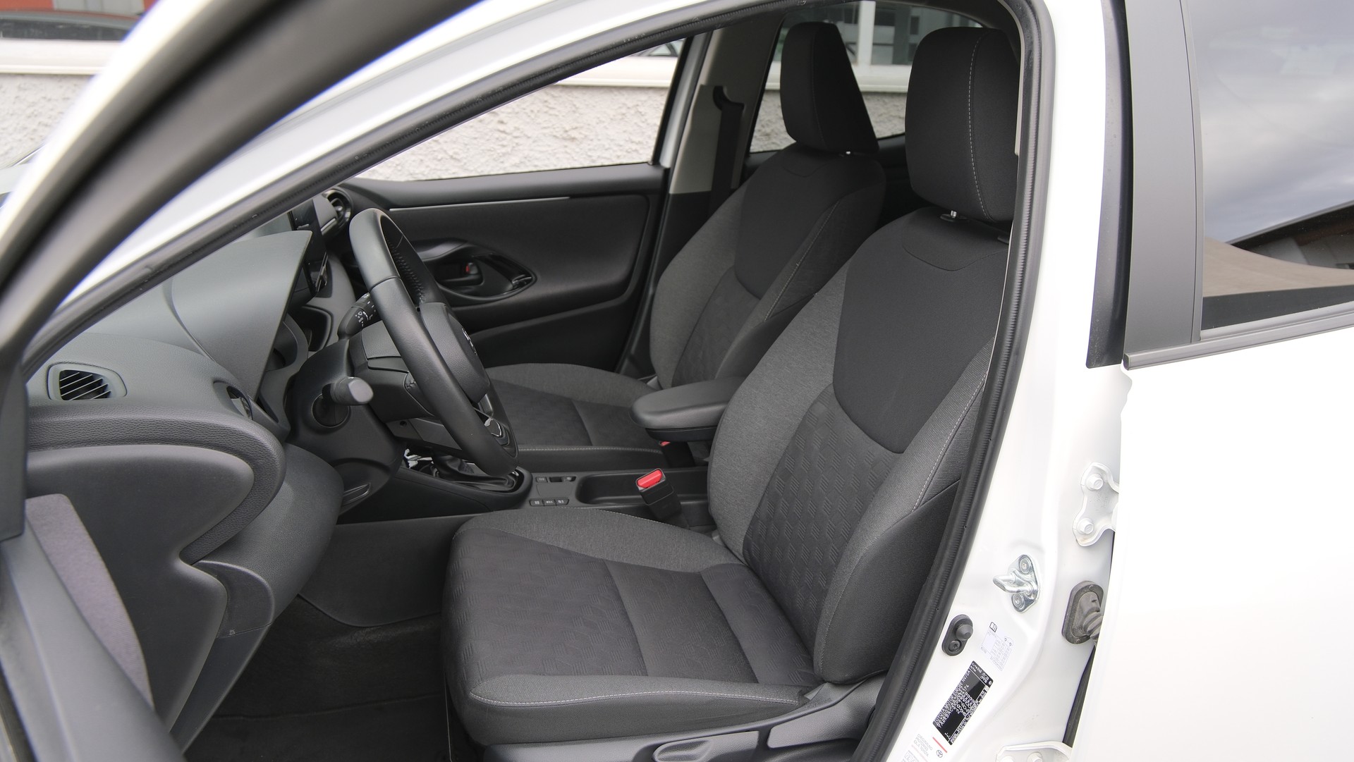 TOYOTA Yaris 1.5 Trend e-CVT-showroom-element-3