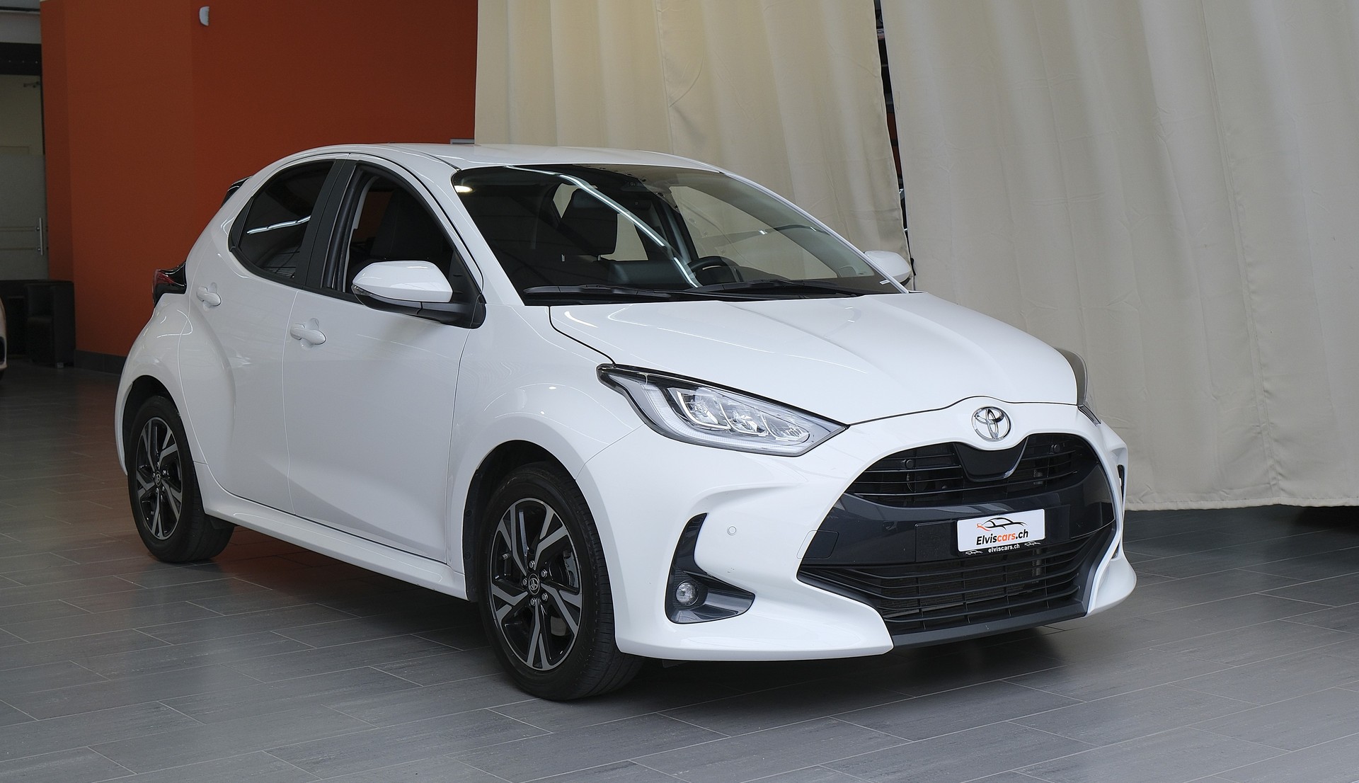 TOYOTA Yaris 1.5 Trend e-CVT-showroom-element-1