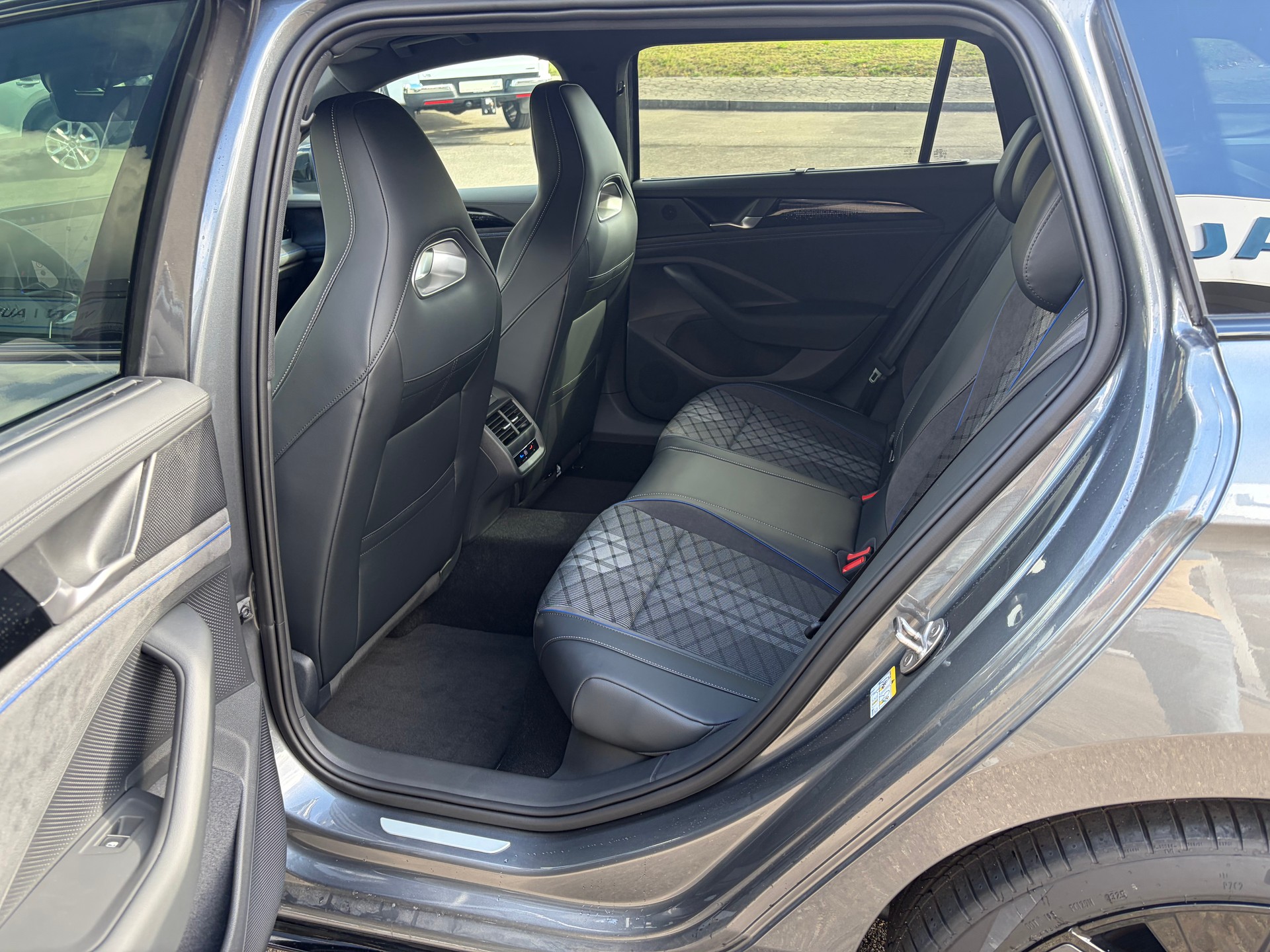 VW Passat Variant 2.0 TSI R-Line 4 Motion DSG-image-18