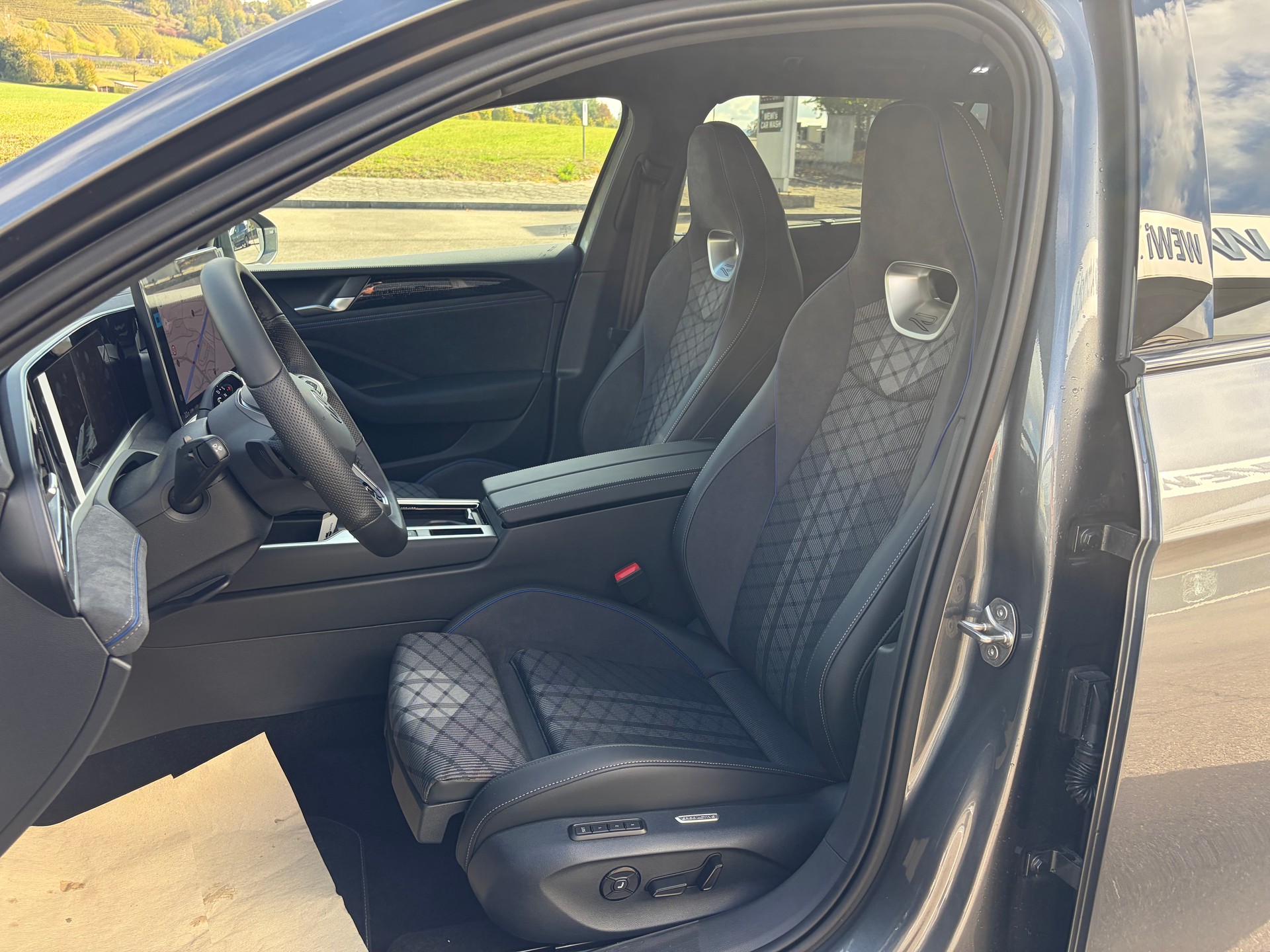VW Passat Variant 2.0 TSI R-Line 4 Motion DSG-image-16