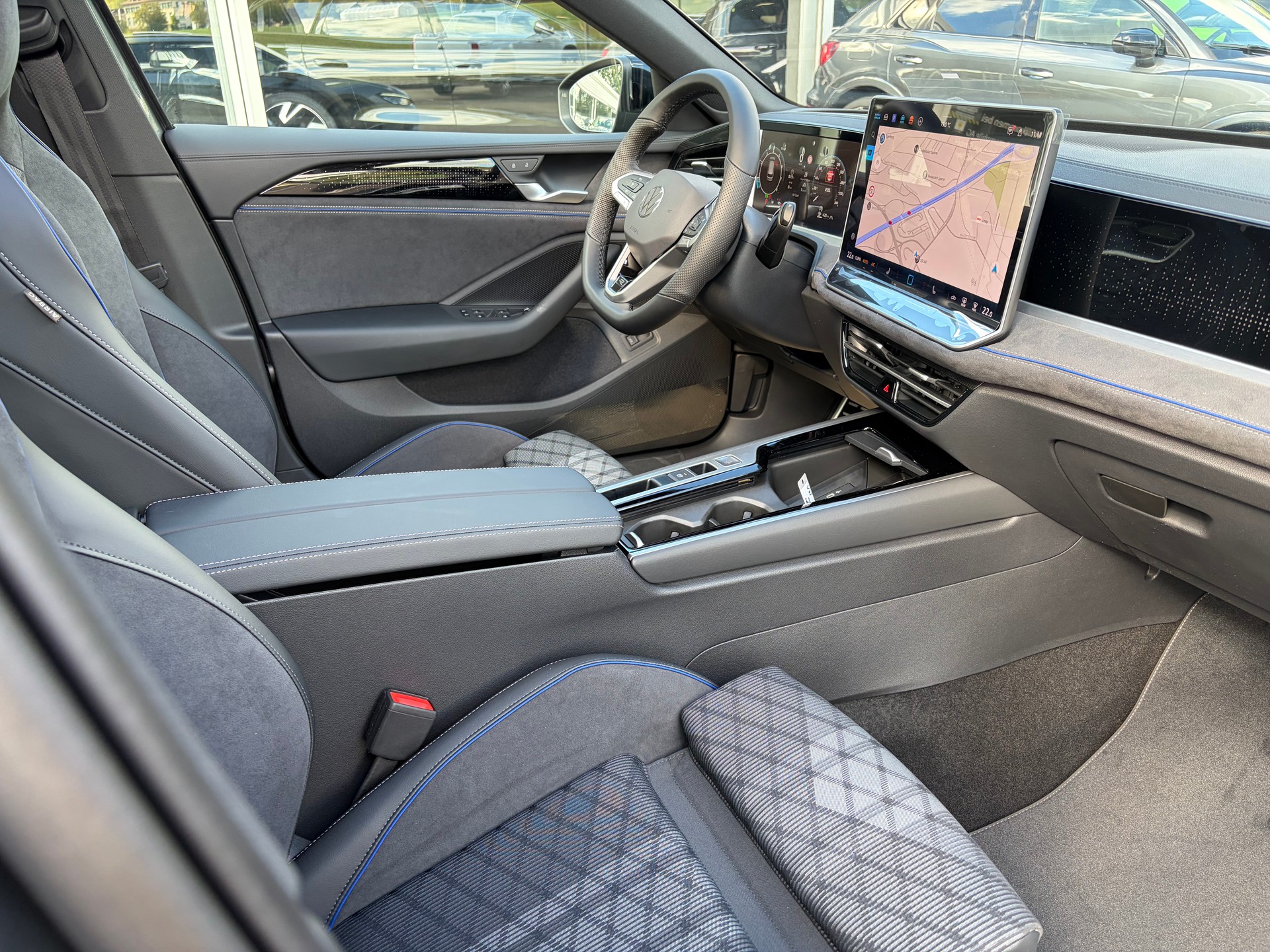 VW Passat Variant 2.0 TSI R-Line 4 Motion DSG-image-26