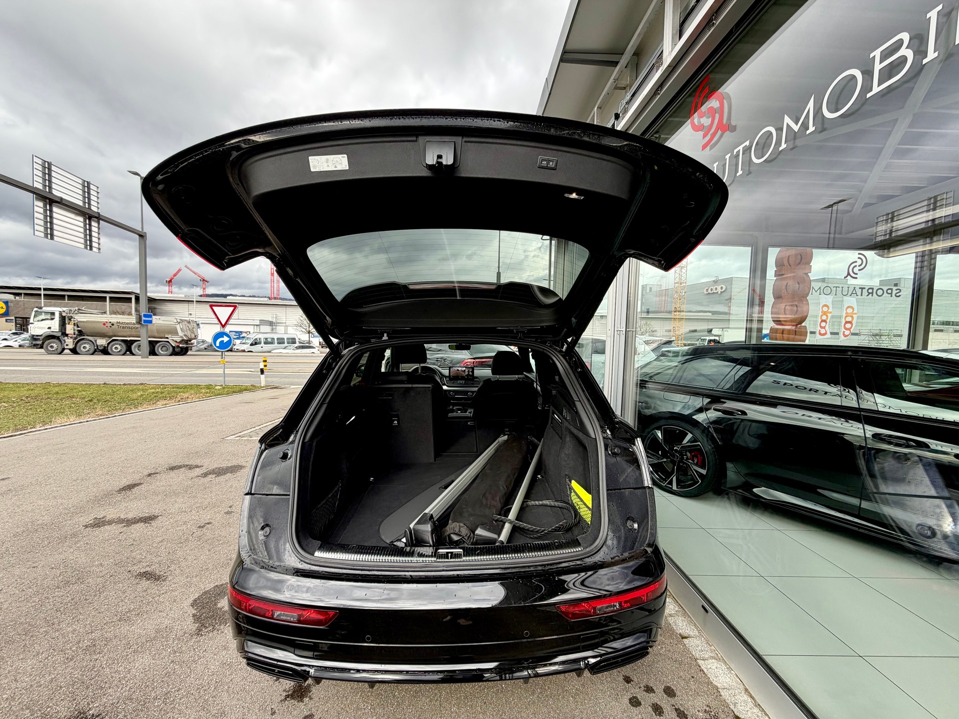 AUDI Q5 40 TDI Black Edition quattro S-tronic-image-13