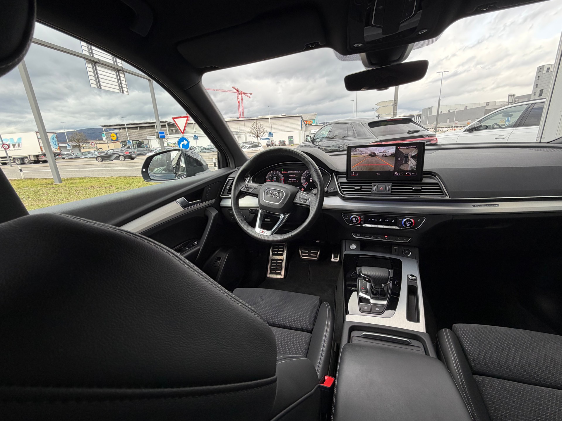 AUDI Q5 40 TDI Black Edition quattro S-tronic-image-17