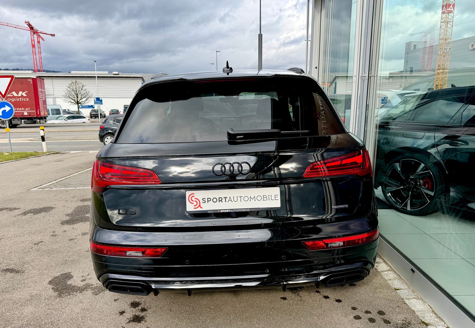 AUDI Q5 40 TDI Black Edition quattro S-tronic-image-6