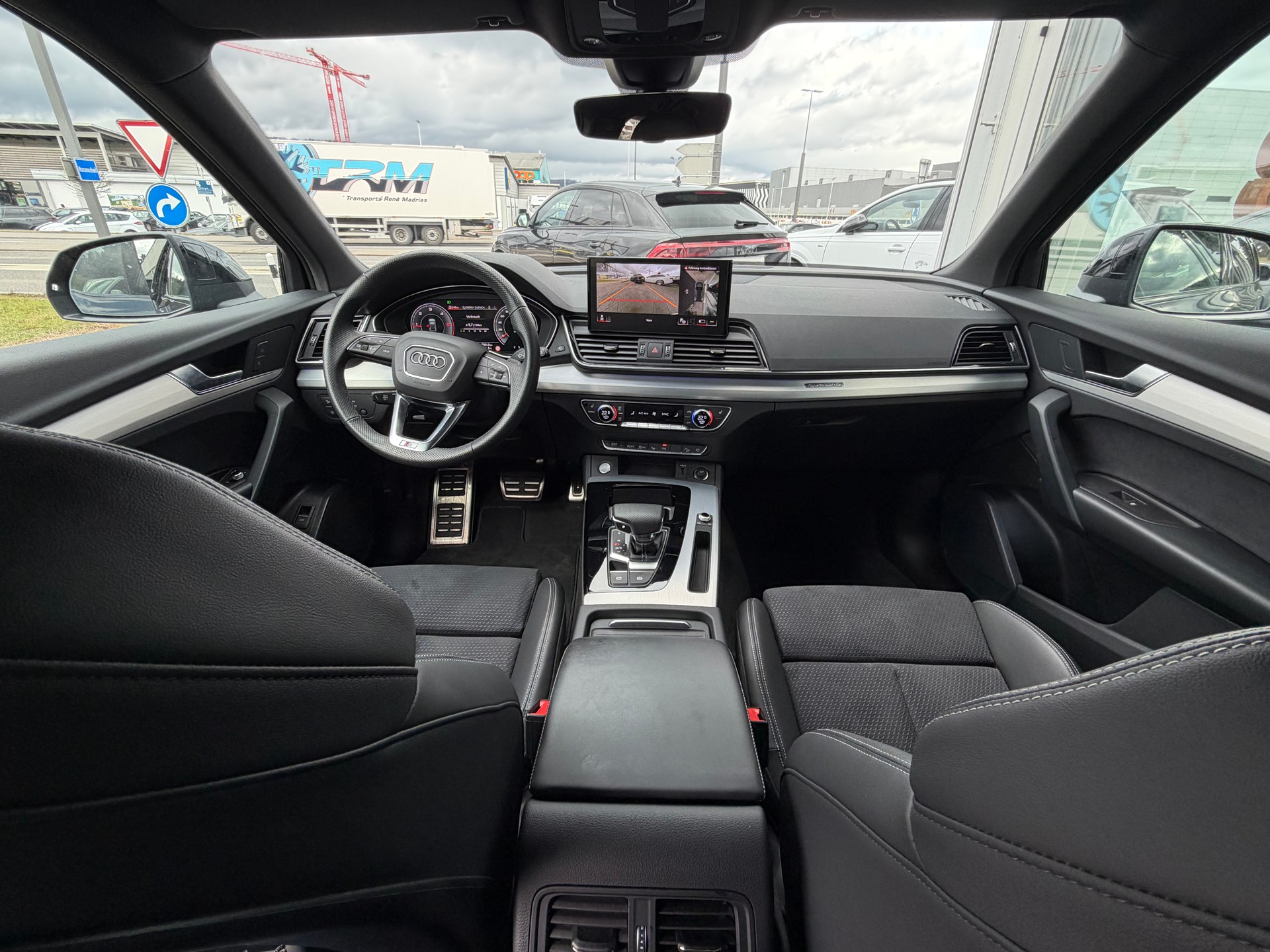 AUDI Q5 40 TDI Black Edition quattro S-tronic-image-16