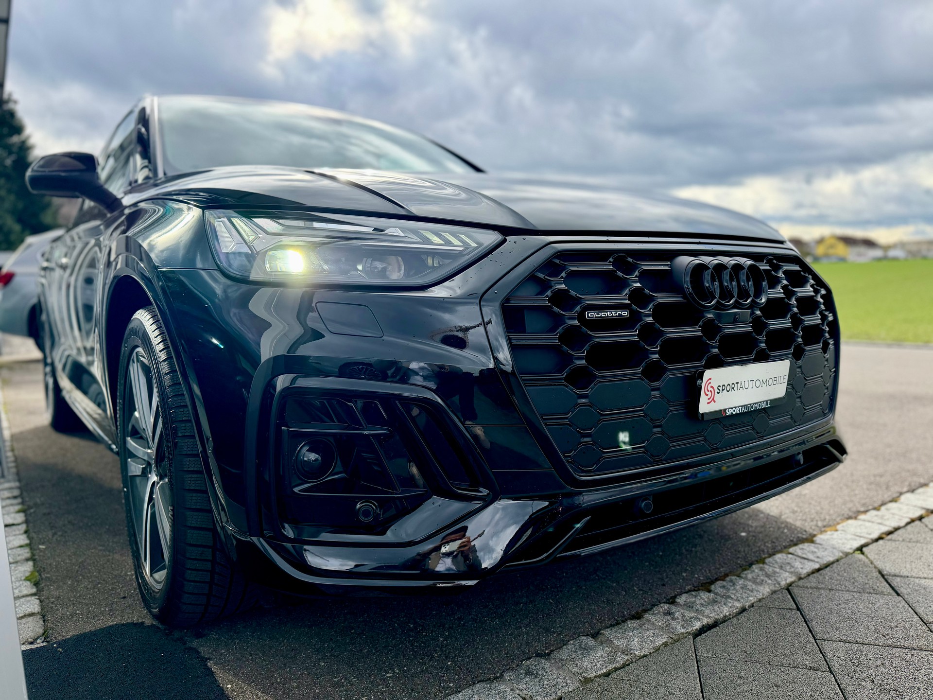 AUDI Q5 40 TDI Black Edition quattro S-tronic-image-4