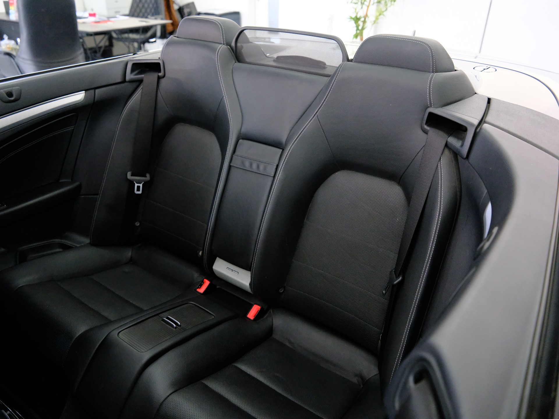 MERCEDES-BENZ E 250 AMG LINE 7G-Tronic-image-19