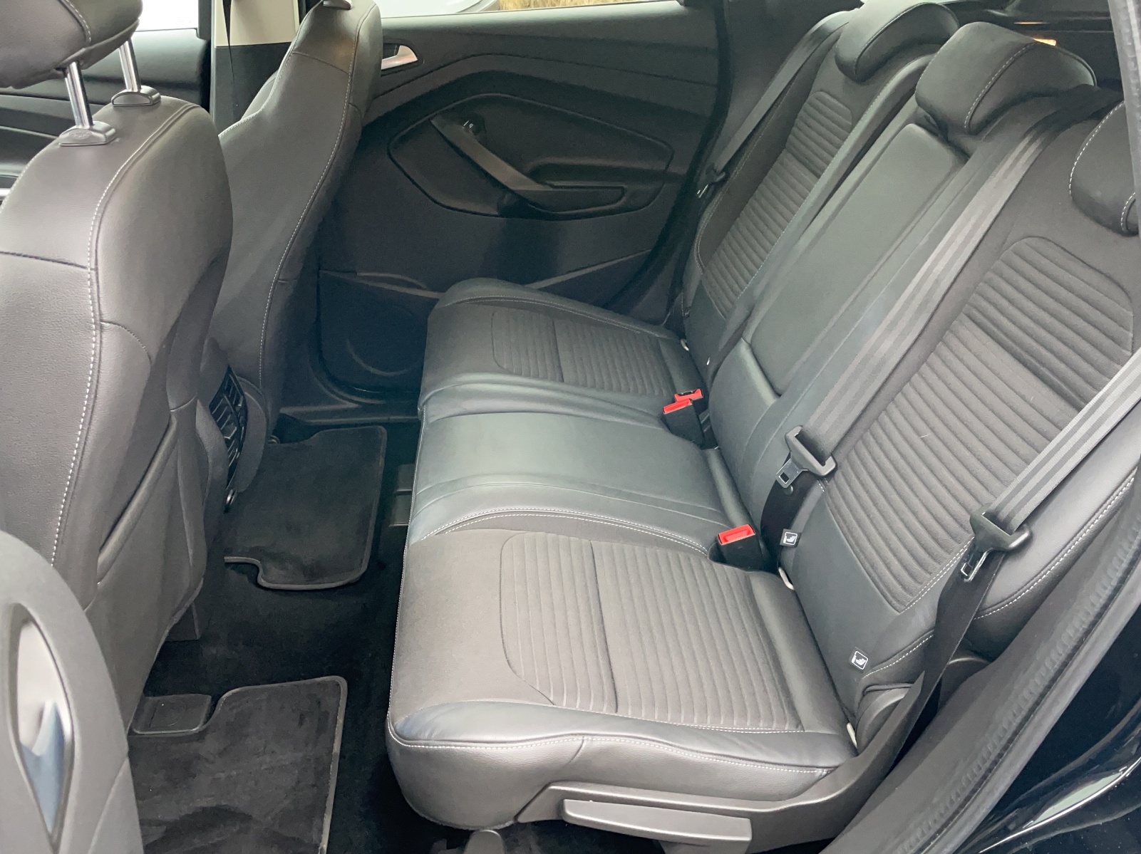 FORD Kuga 1.5 EcoB 182 Titanium-image-16