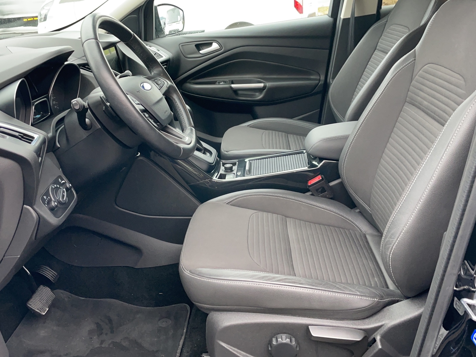 FORD Kuga 1.5 EcoB 182 Titanium-image-9