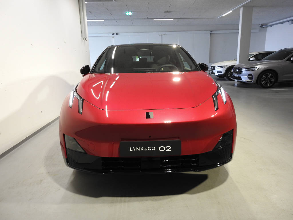 LYNK & CO 02-showroom-element-1