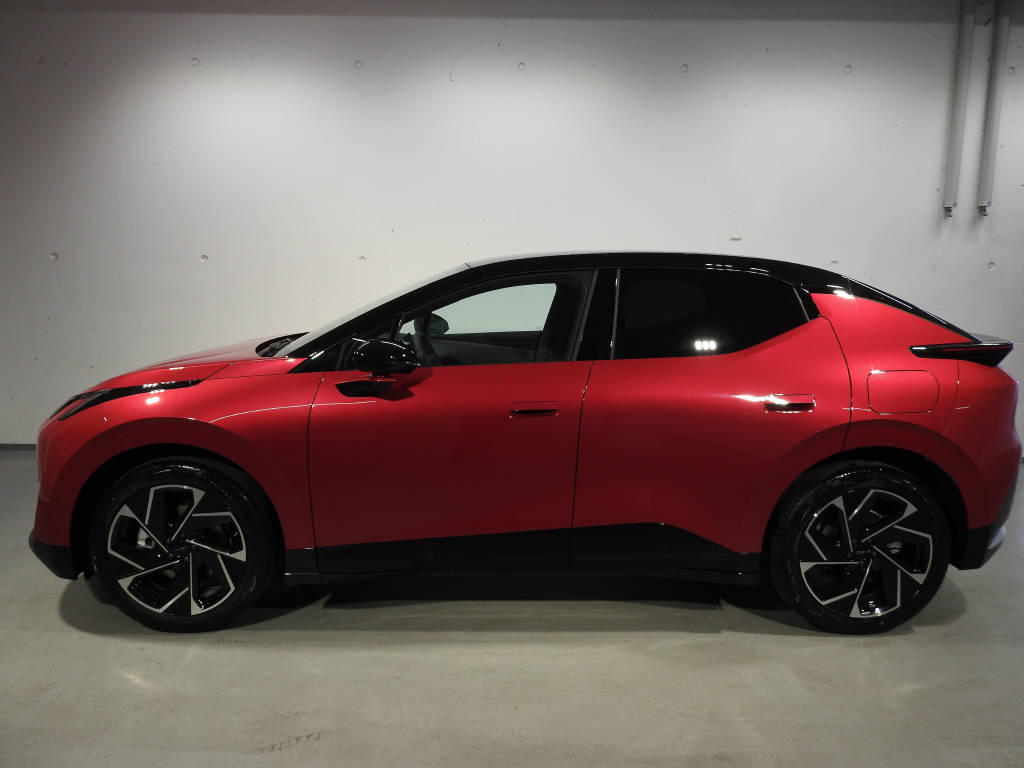 LYNK & CO 02-showroom-element-2