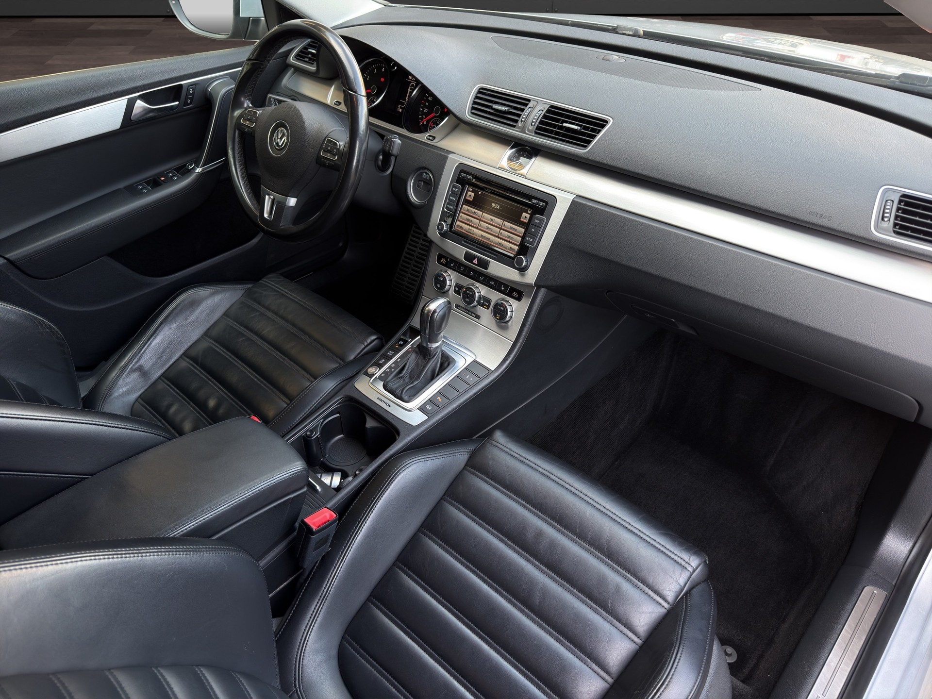 VW Passat Variant 3.6 FSI Highline 4Motion DSG-image-16