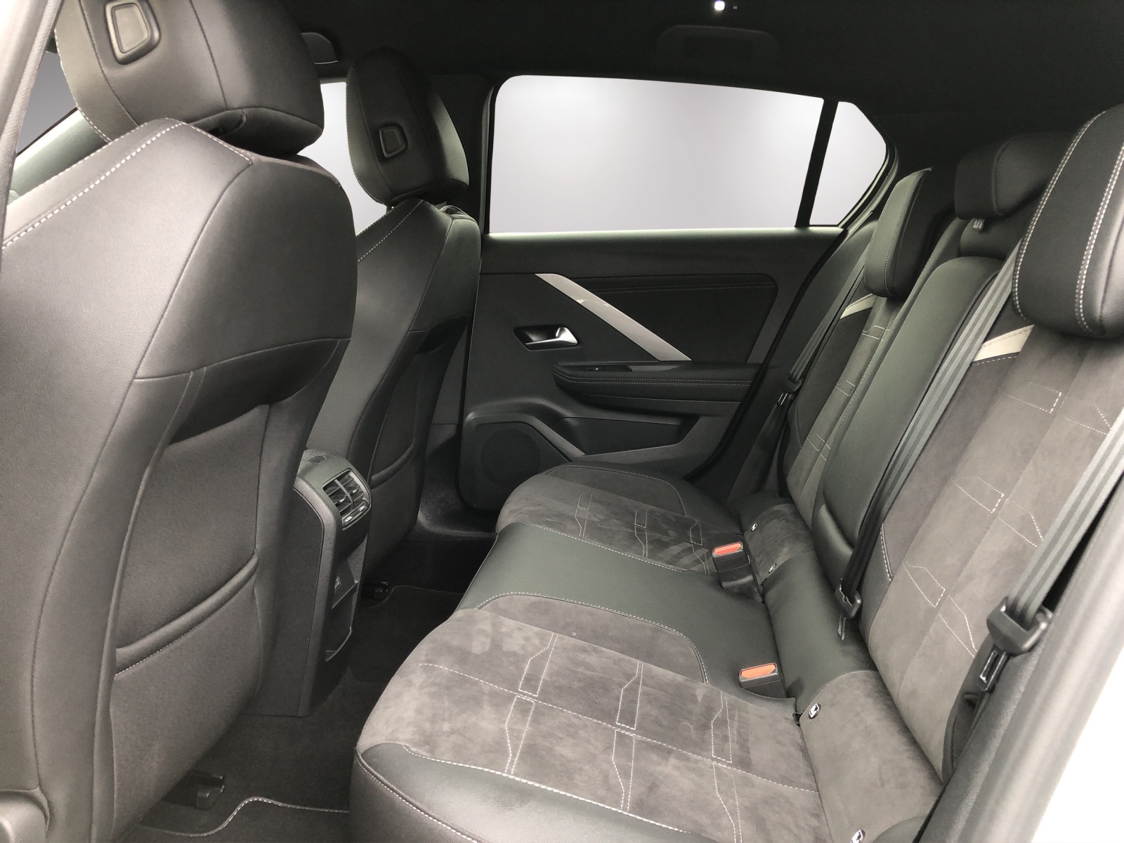OPEL Astra 1.2i Turbo Swiss Plus A-image-18