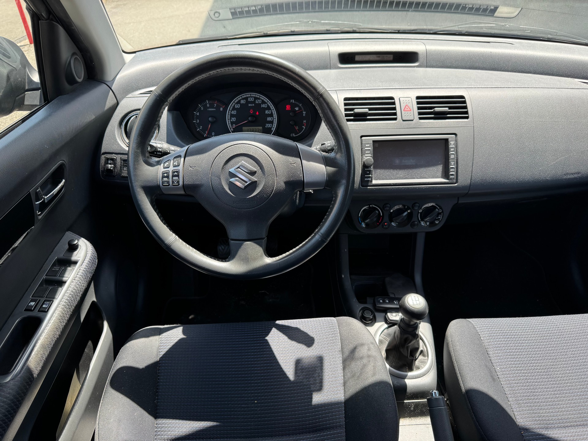SUZUKI Swift 1.3i 16V GL 4x4-image-6