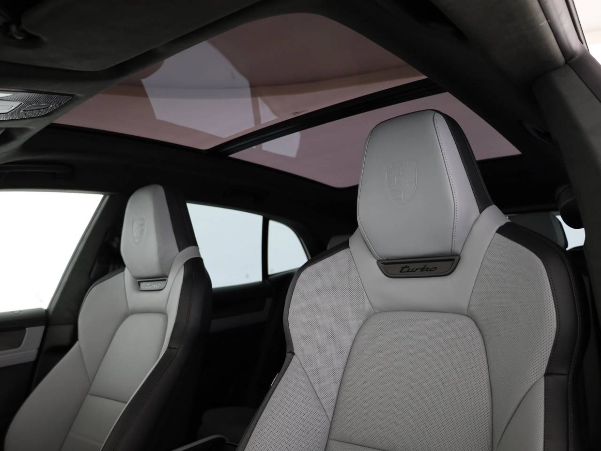PORSCHE Cayenne Turbo Electric-image-15