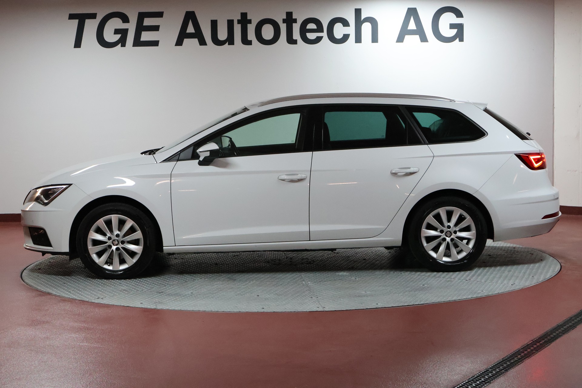 SEAT Leon ST 2.0 TDI CR Style DSG-showroom-element-3