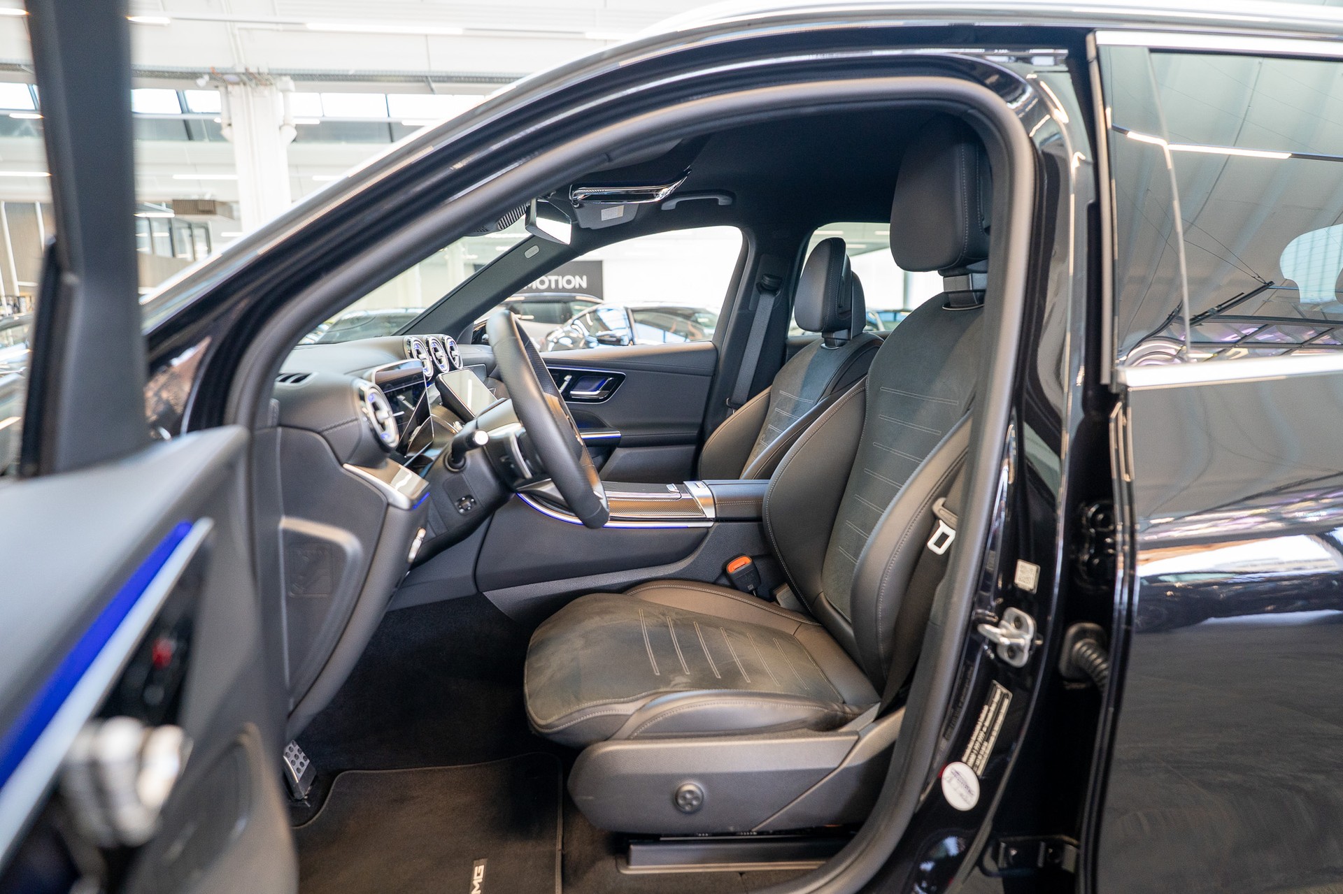 MERCEDES-BENZ GLC 300 d 4matic AMG Line / Anhängerkupplung / Memory Sitze / Ambiente-image-12