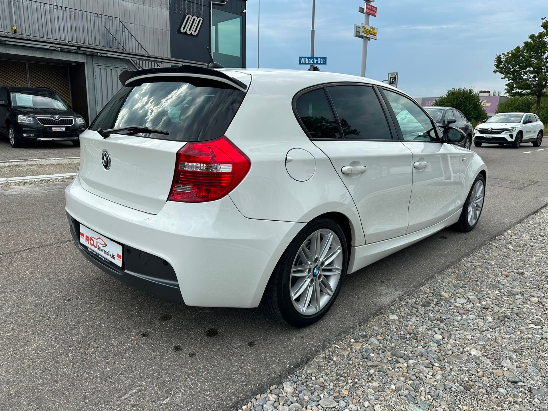 BMW 120i-image-5