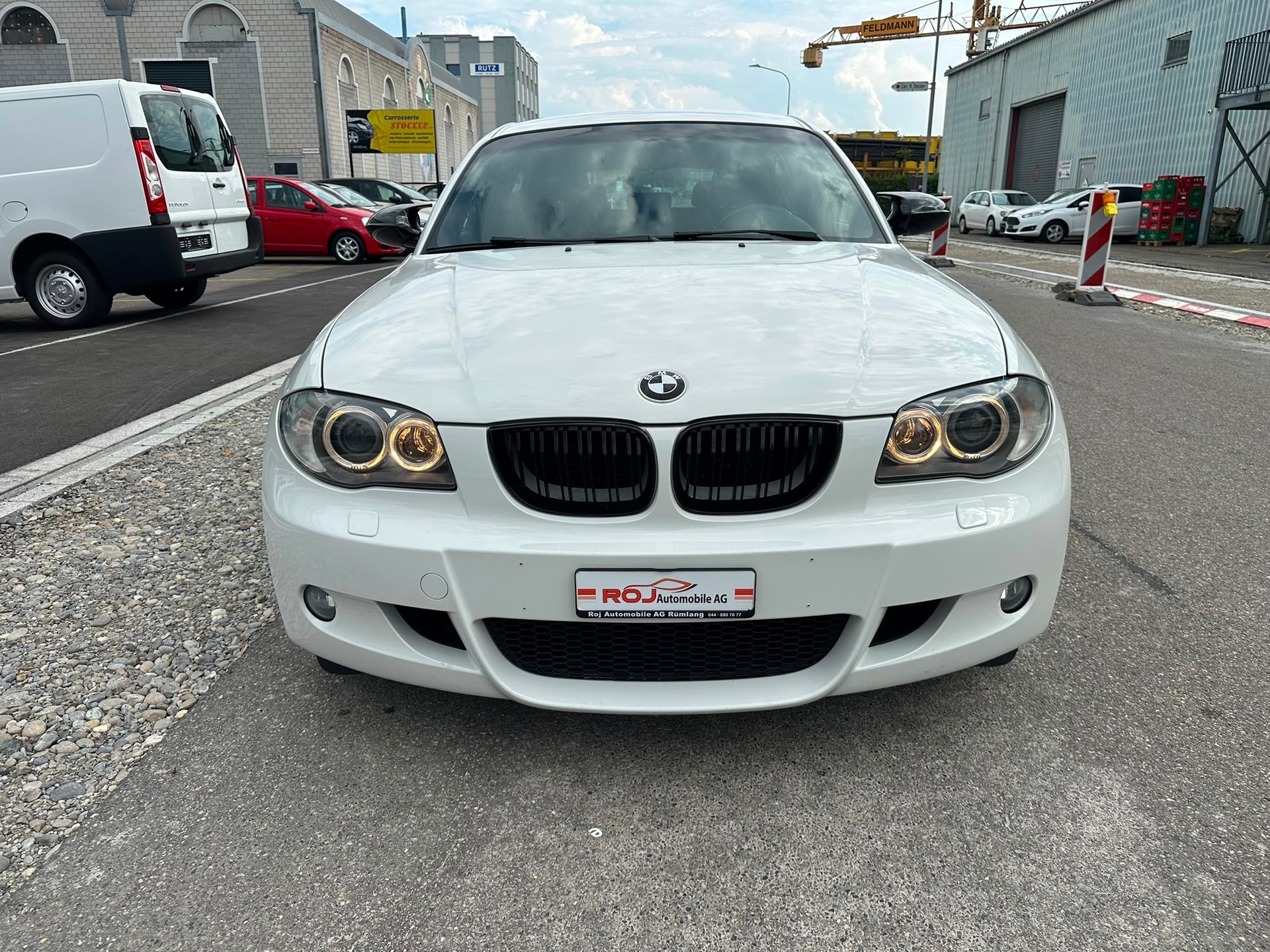 BMW 120i-showroom-element-2