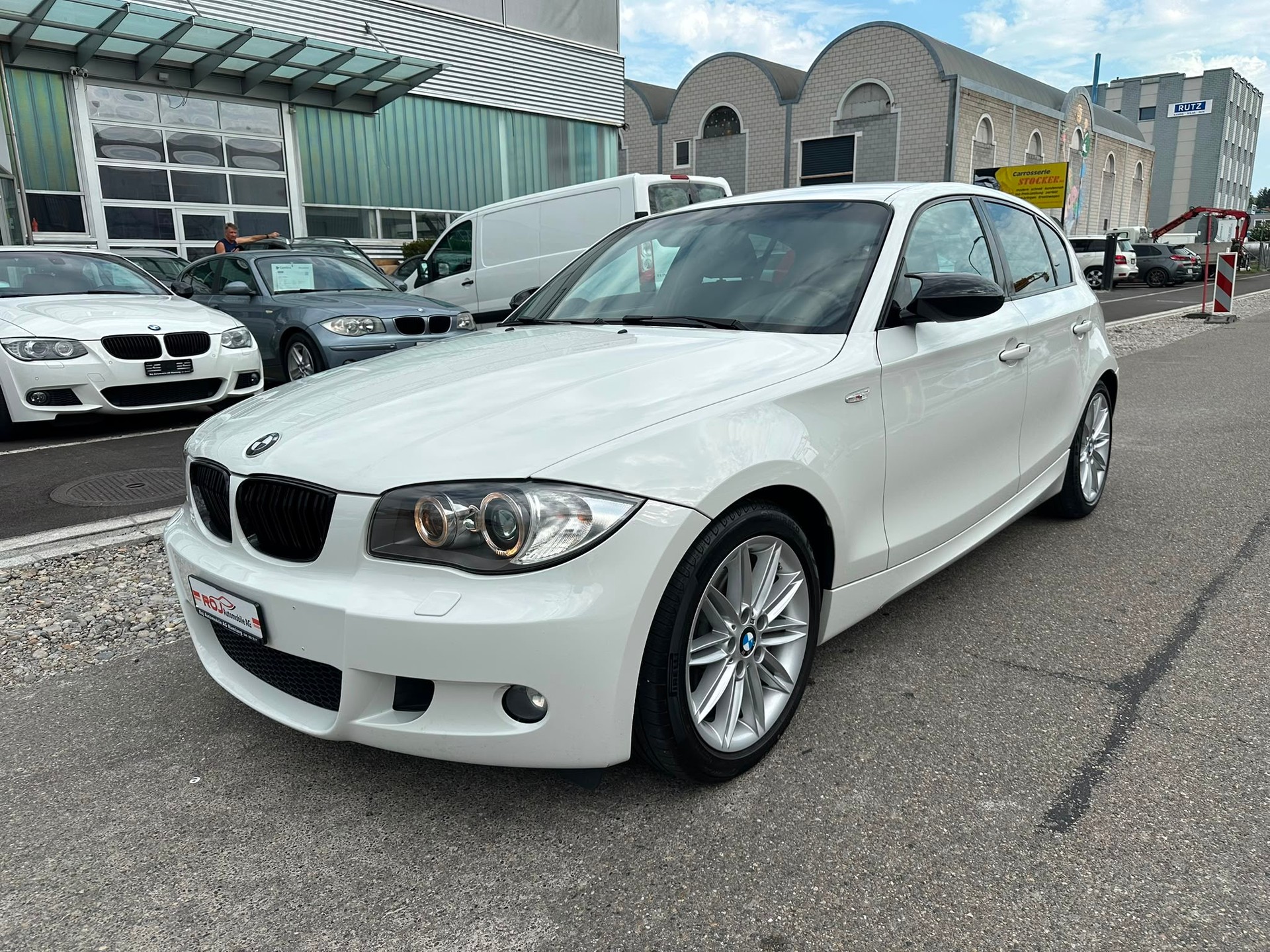BMW 120i-showroom-element-1