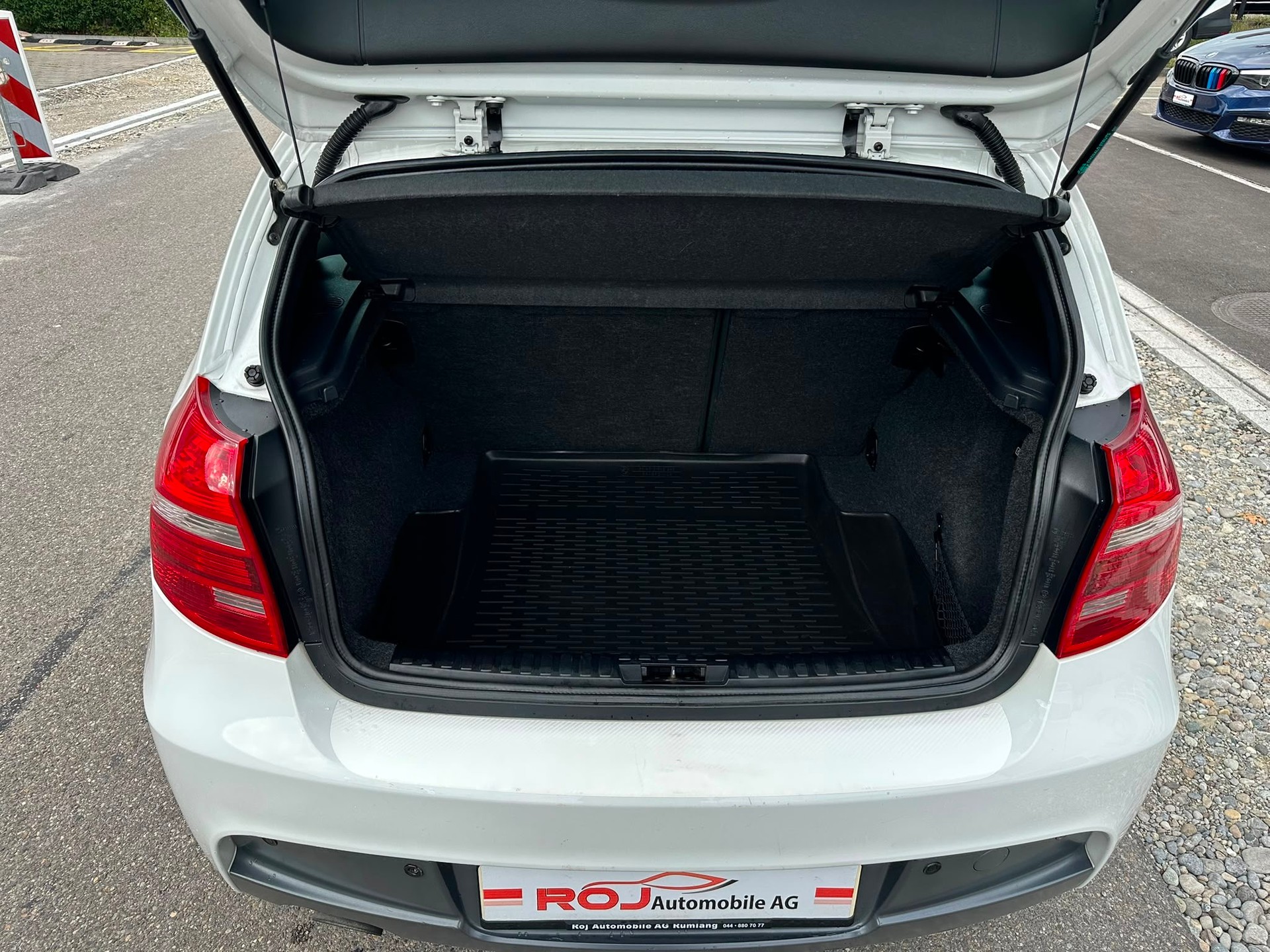 BMW 120i-image-12
