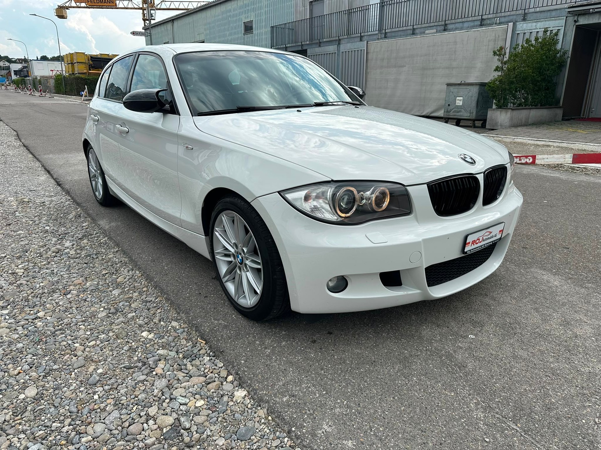 BMW 120i-showroom-element-3