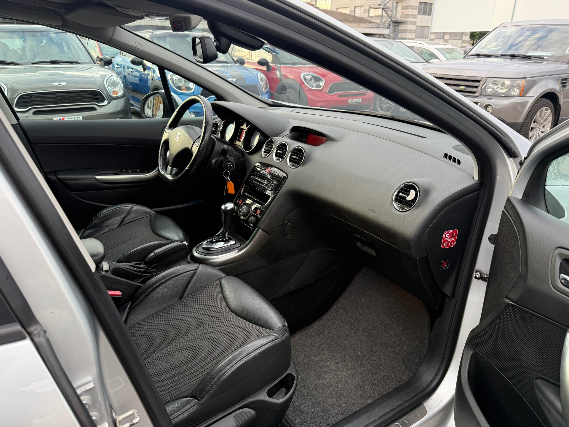 PEUGEOT 308 SW 1.6 16V Turbo Sport Pack Automatic / Frisch ab MFK / 8-fach bereift / Panoramadach / AUX / Tempomat / Xenon-image-6