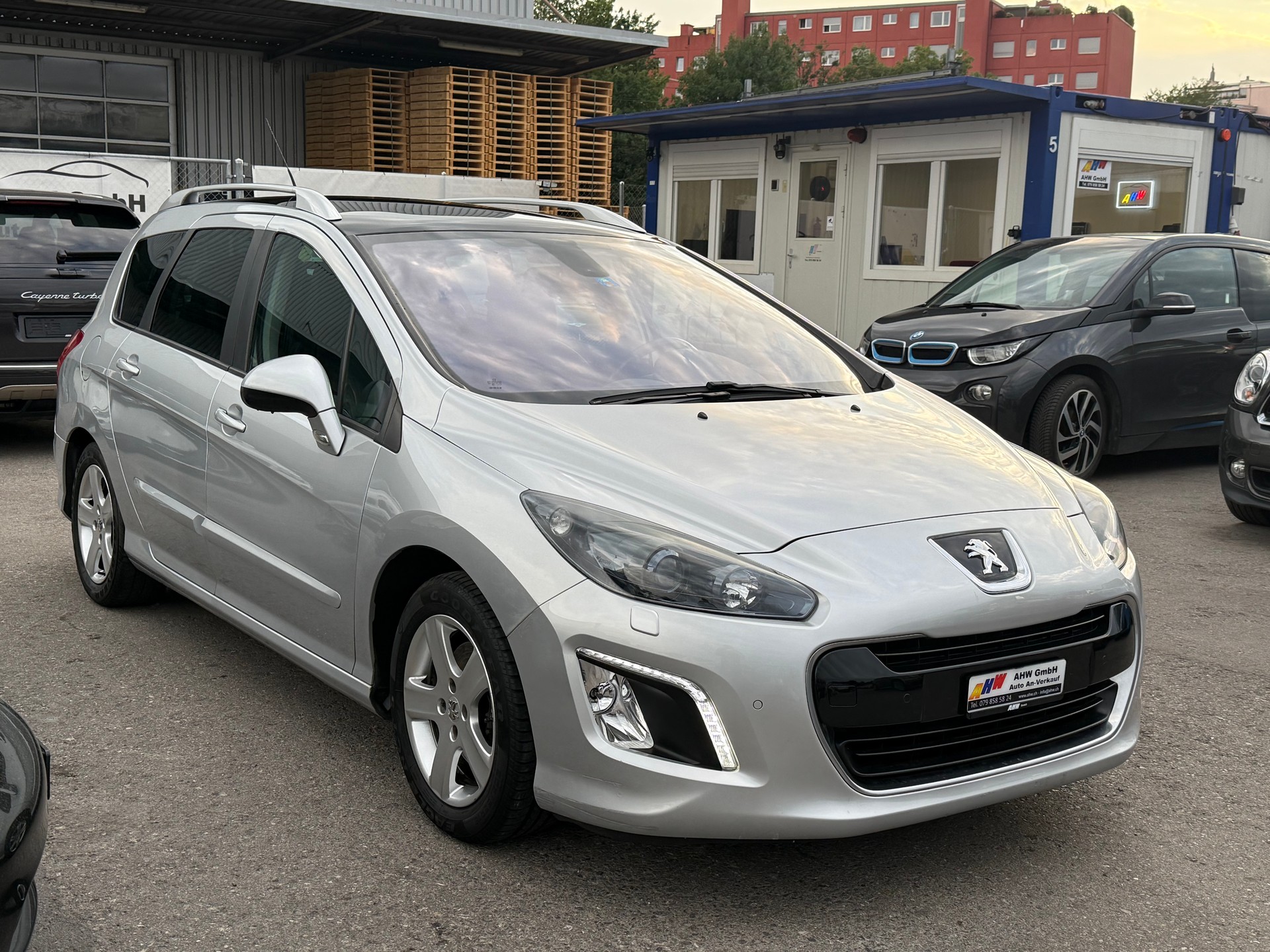 PEUGEOT 308 SW 1.6 16V Turbo Sport Pack Automatic / Frisch ab MFK / 8-fach bereift / Panoramadach / AUX / Tempomat / Xenon-image-2