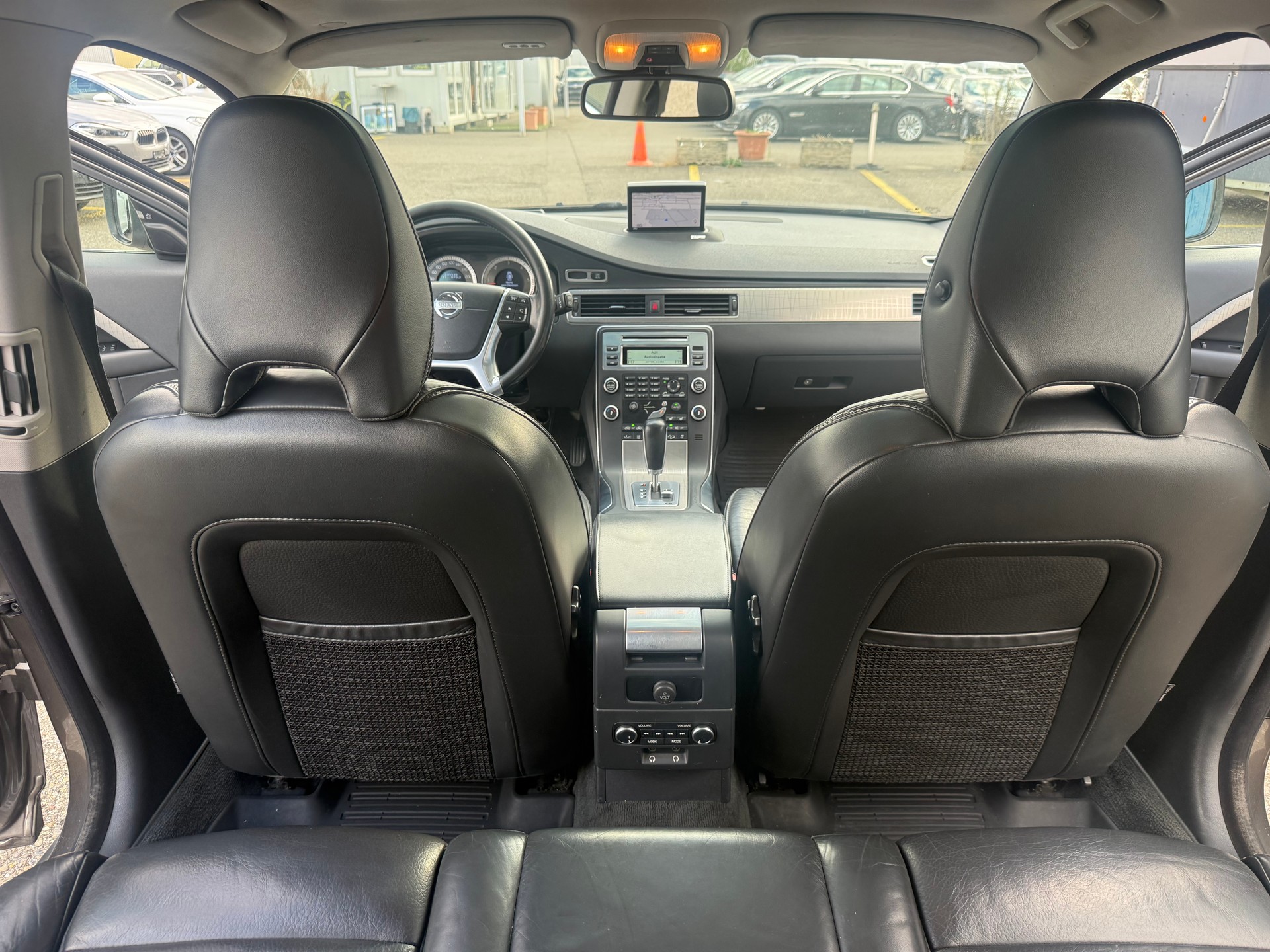 VOLVO XC70 D5 AWD Momentum Geartronic-image-4
