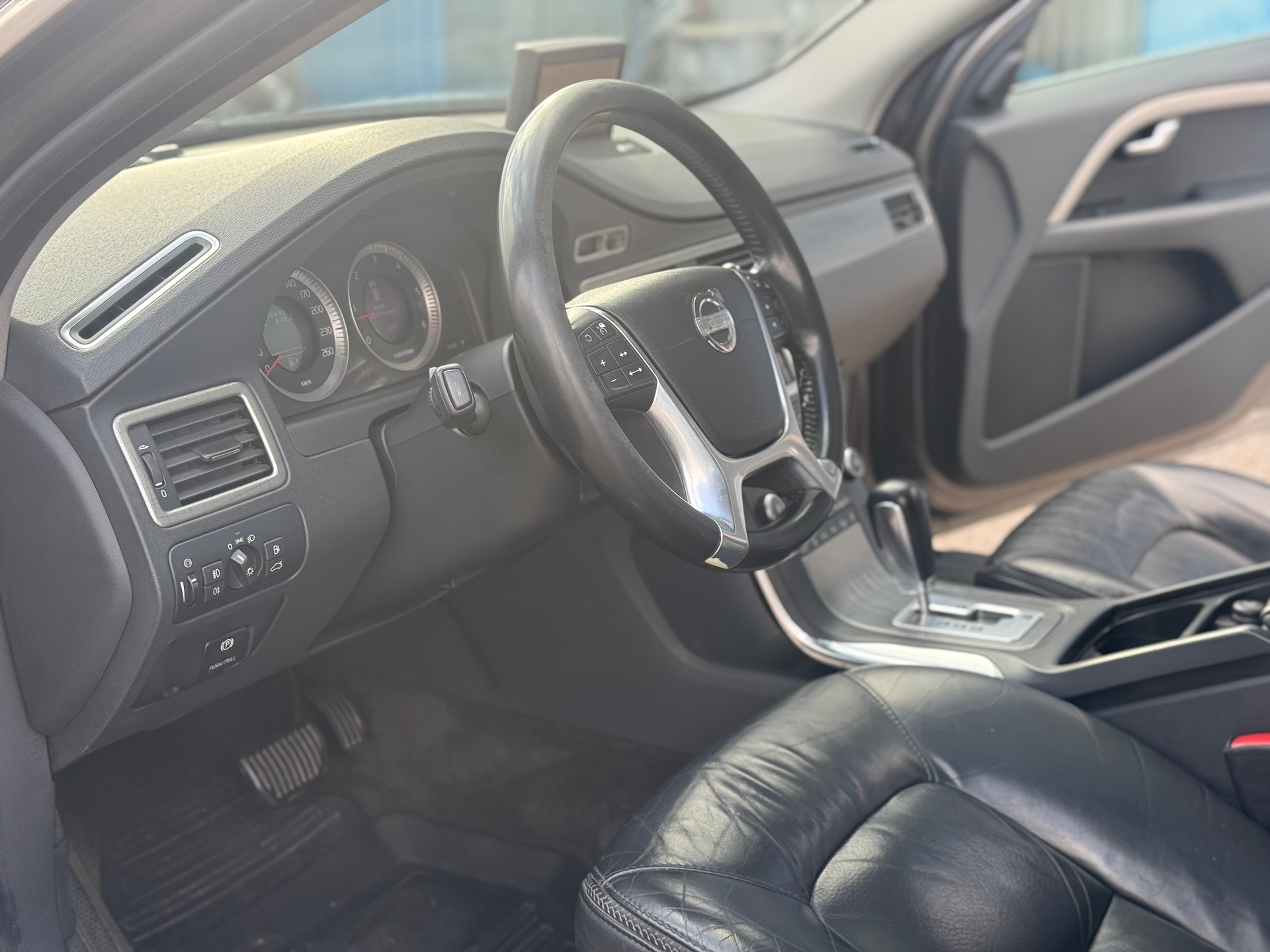 VOLVO XC70 D5 AWD Momentum Geartronic-image-5