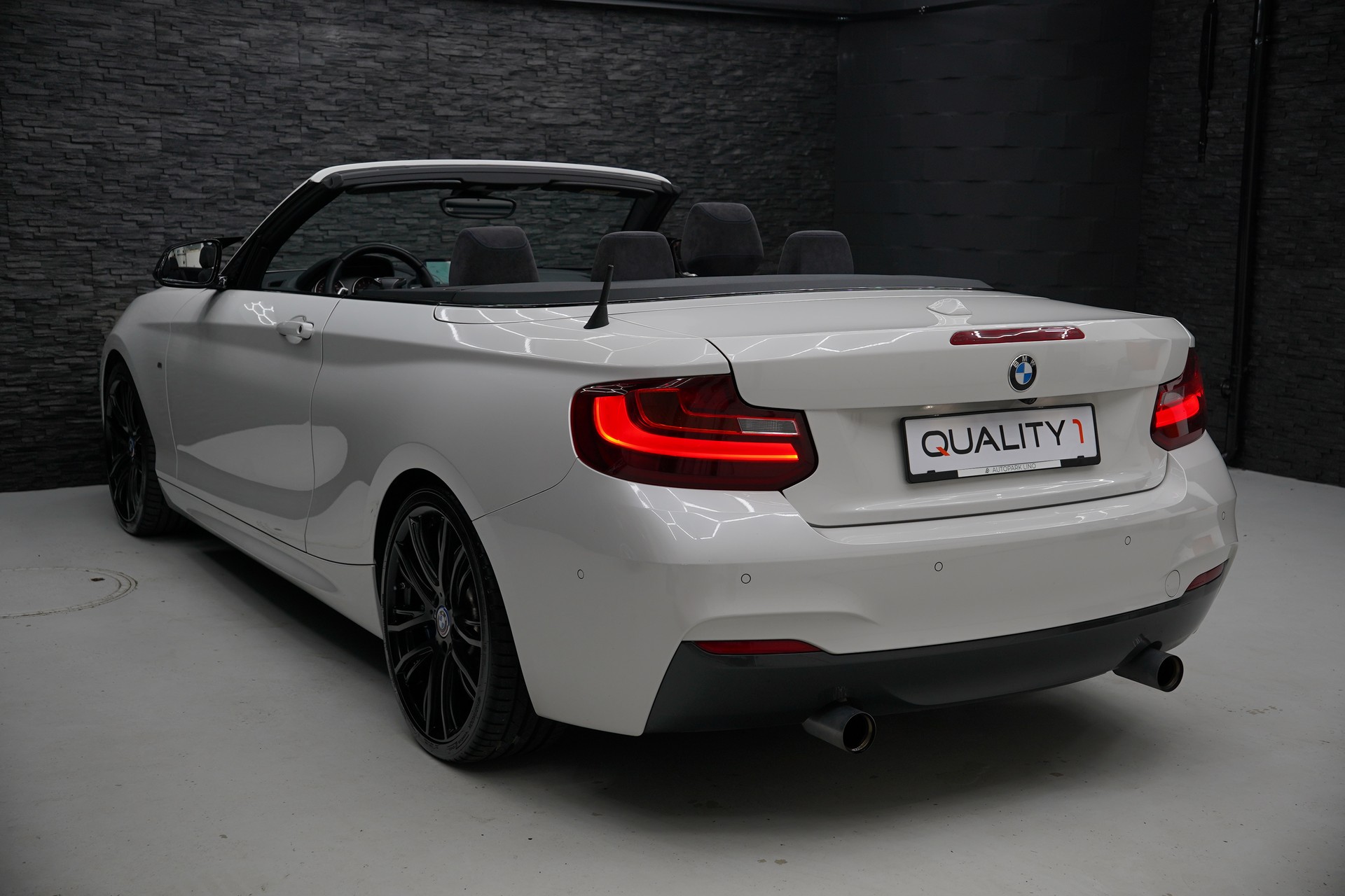 BMW M240i xDrive Steptronic-showroom-element-3