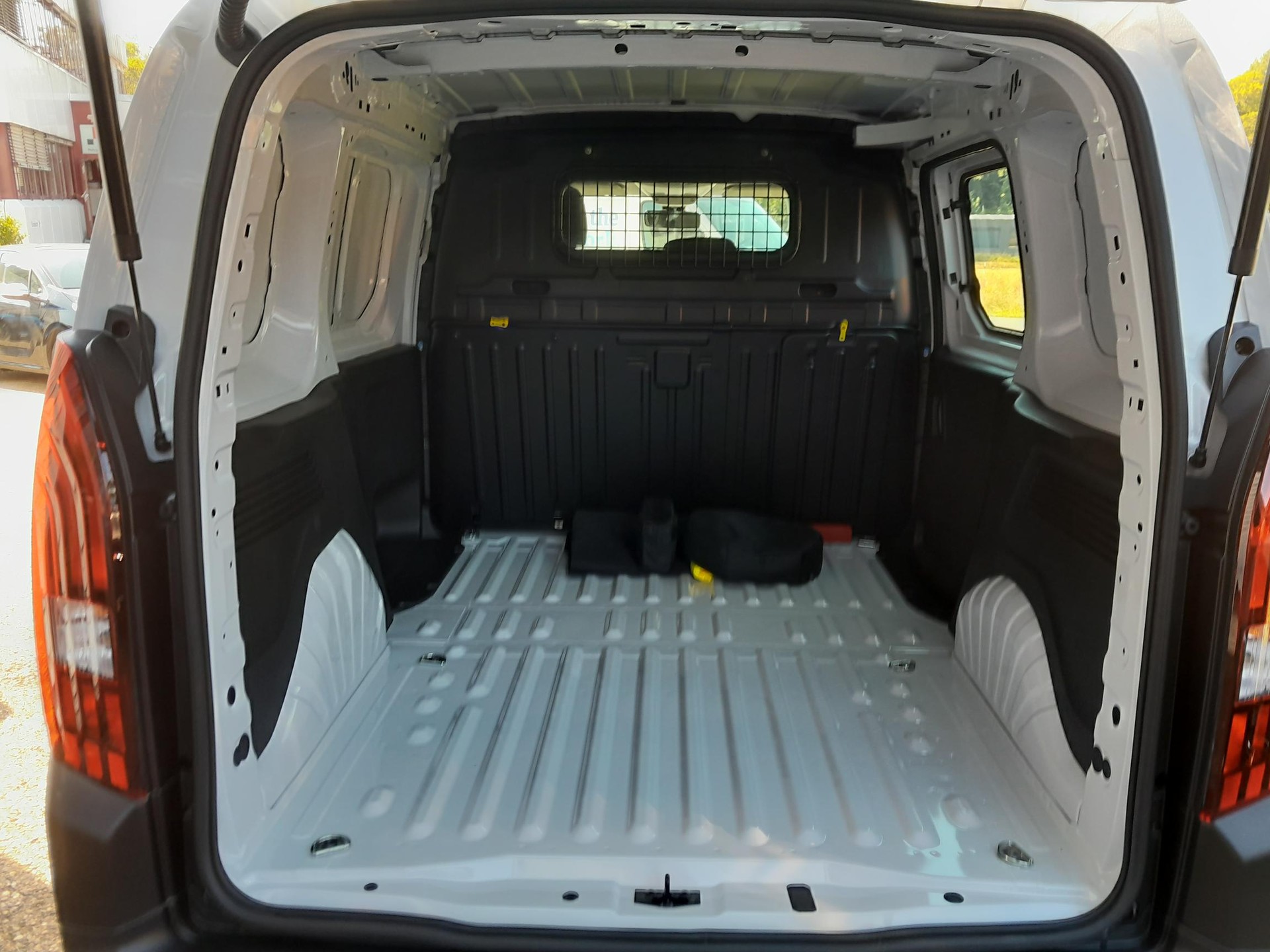 PEUGEOT e-Partner 50kWh Premium-image-7