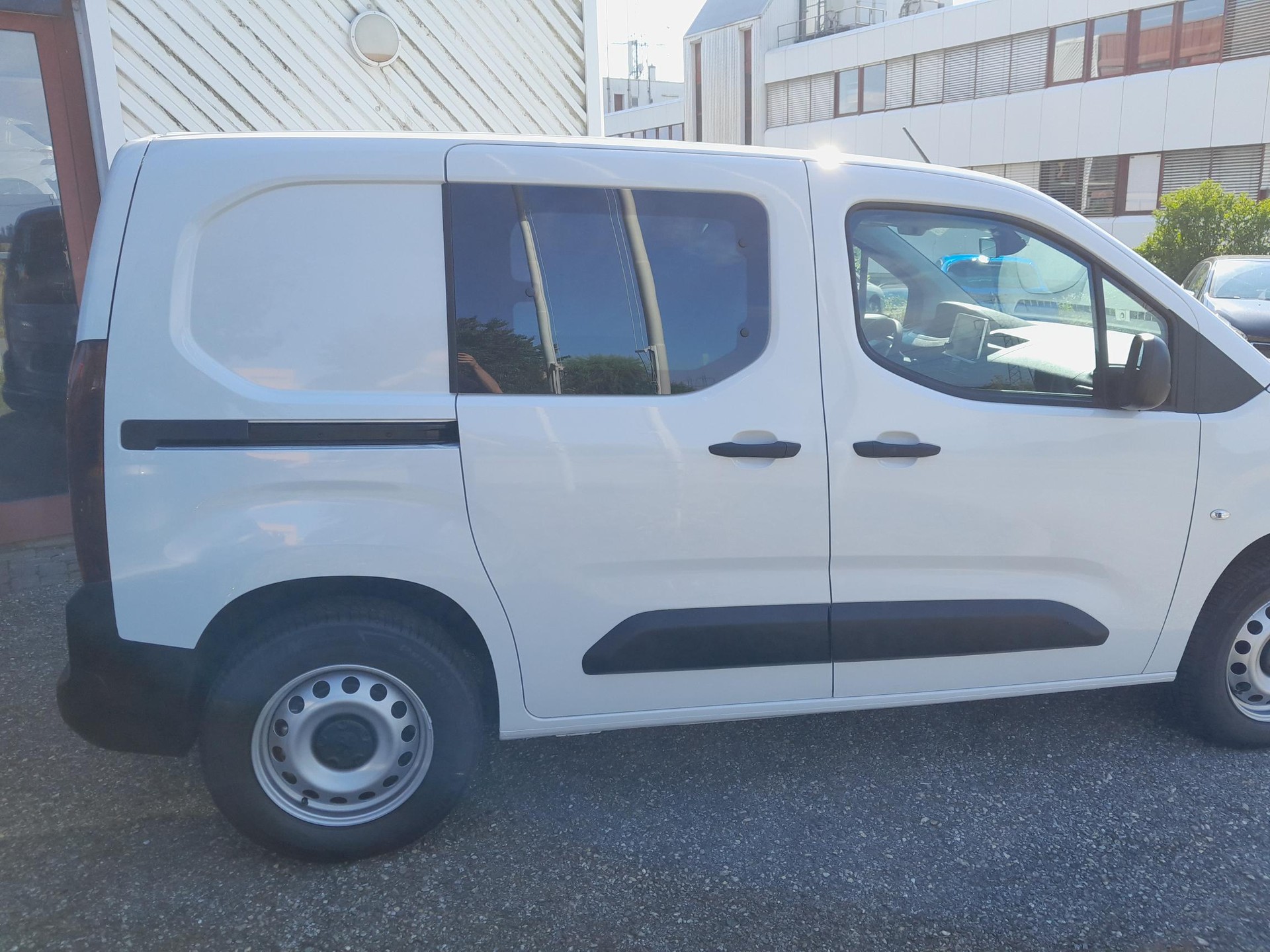 PEUGEOT e-Partner 50kWh Premium-image-8