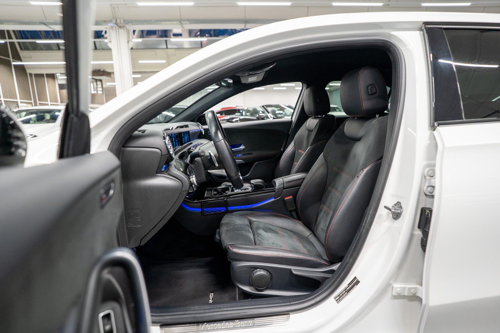 MERCEDES-BENZ A 180 d AMG Line Limousine / Rückfahrkamera / Ambientebeleuchtung / Sitzheizung-image-7