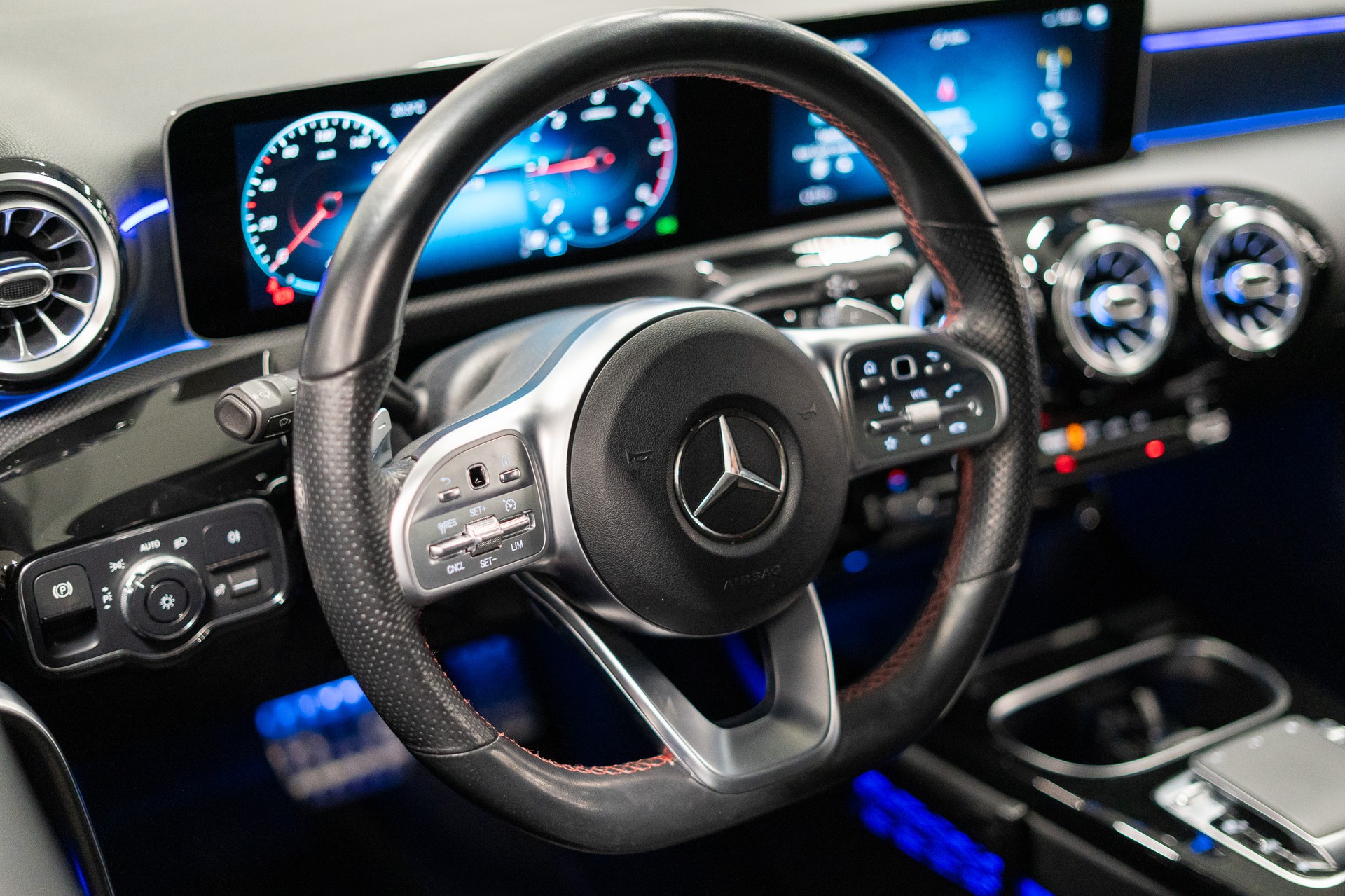 MERCEDES-BENZ A 180 d AMG Line Limousine / Rückfahrkamera / Ambientebeleuchtung / Sitzheizung-image-9