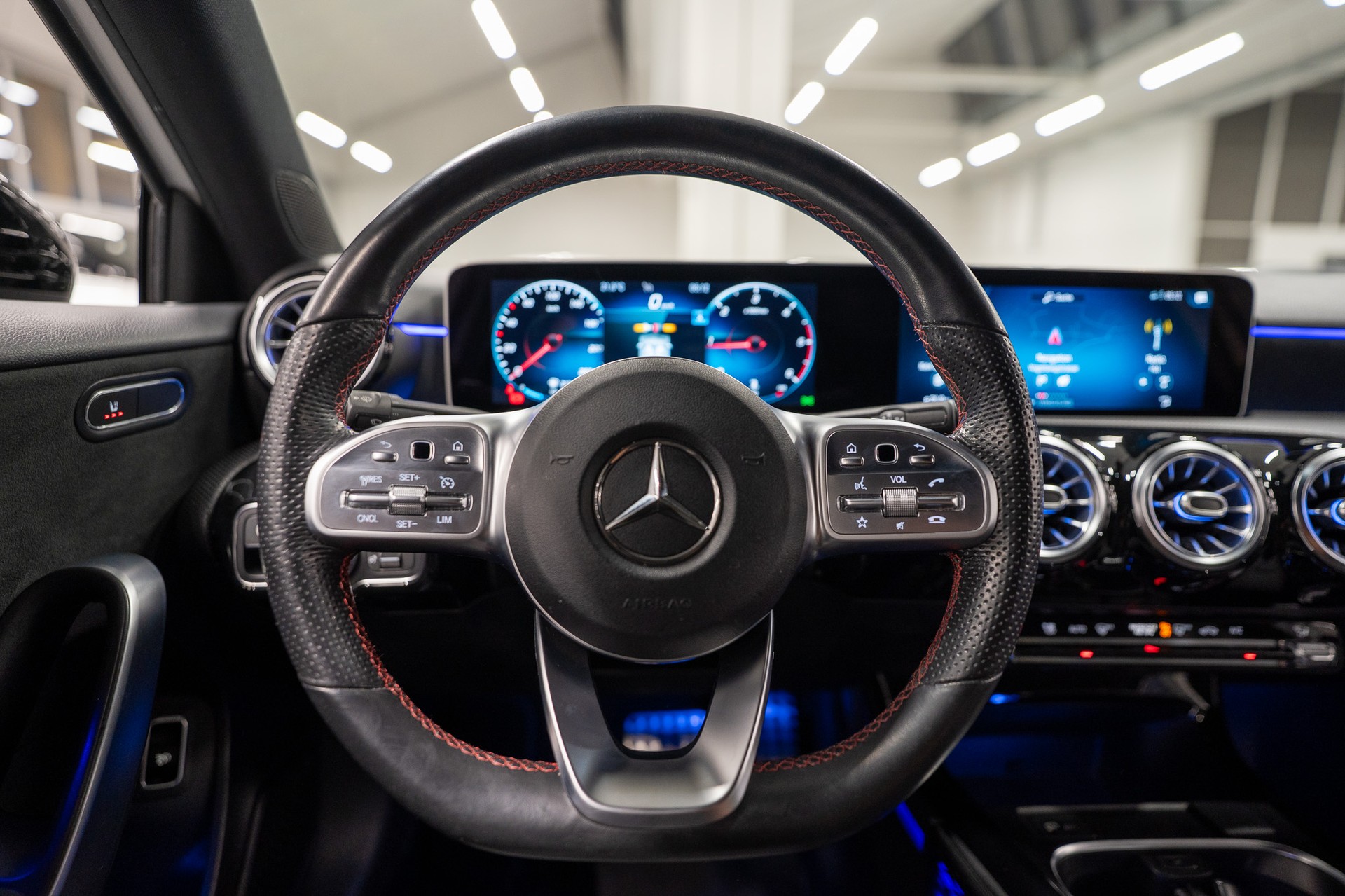 MERCEDES-BENZ A 180 d AMG Line Limousine / Rückfahrkamera / Ambientebeleuchtung / Sitzheizung-image-16